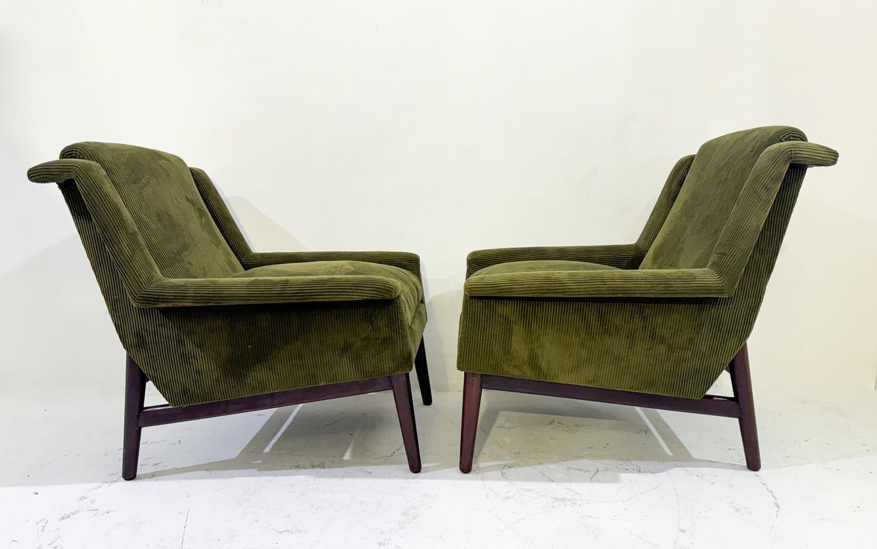 Modernes italienisches Sesselpaar aus der Mitte des Jahrhunderts, grüner Samt, 1960er Jahre (Mitte des 20. Jahrhunderts) im Angebot