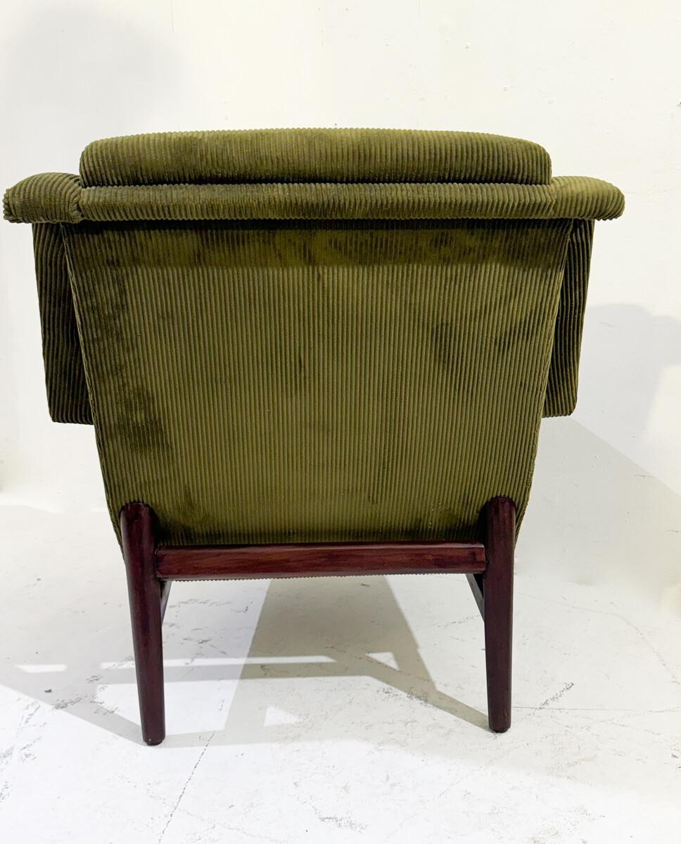 Mid-Century Modern Pair of Italian Armchairs, Green Velvet, 1960s For Sale 2