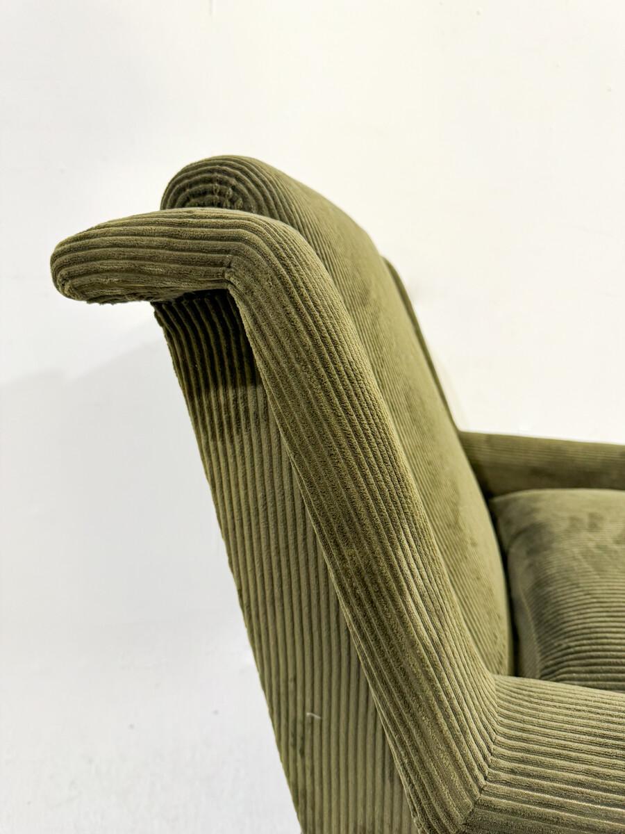 Mid-Century Modern Pair of Italian Armchairs, Green Velvet, 1960s For Sale 4