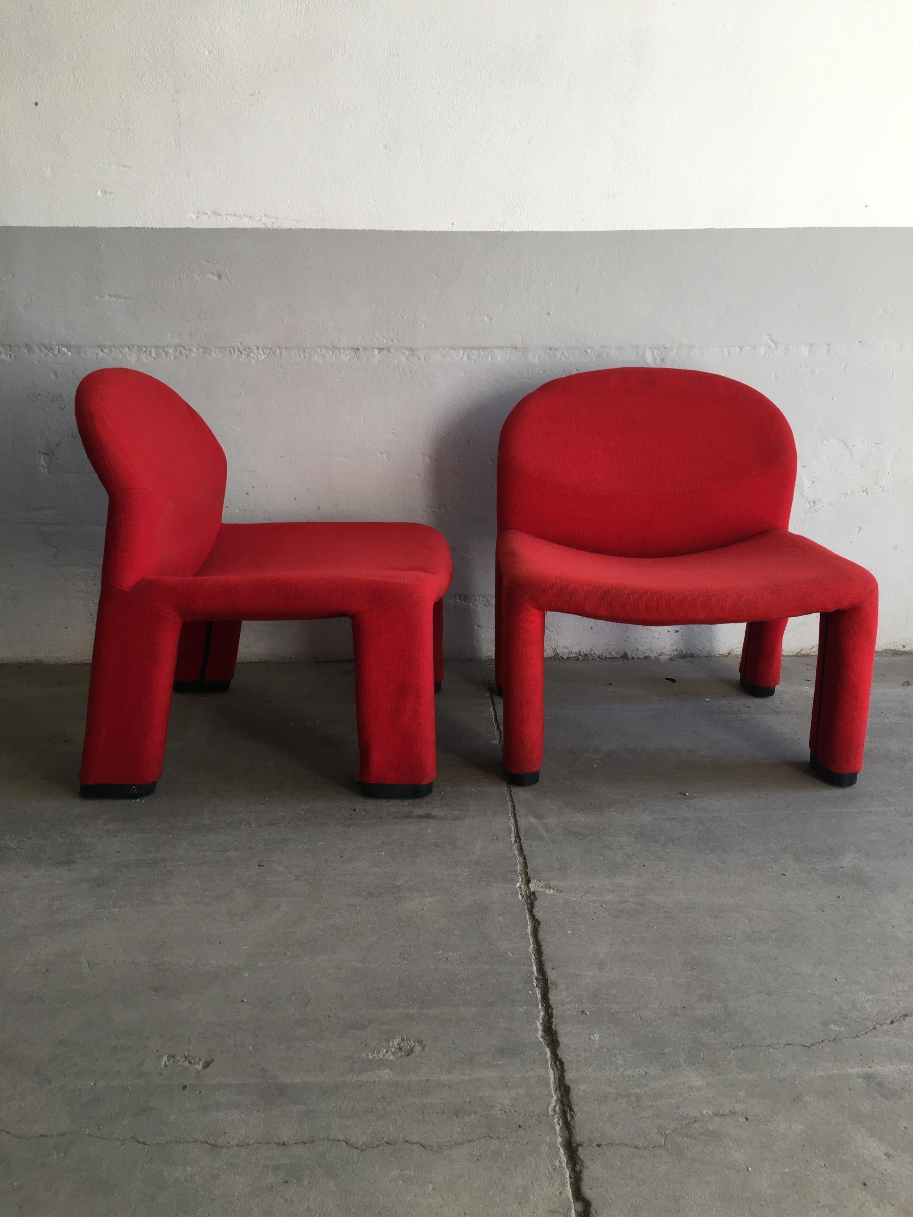 Zwei italienische Sessel im Stil von Pierre Paulin und Anonima Castelli aus der Jahrhundertmitte mit rotem Originalstoff aus den 1980er Jahren.