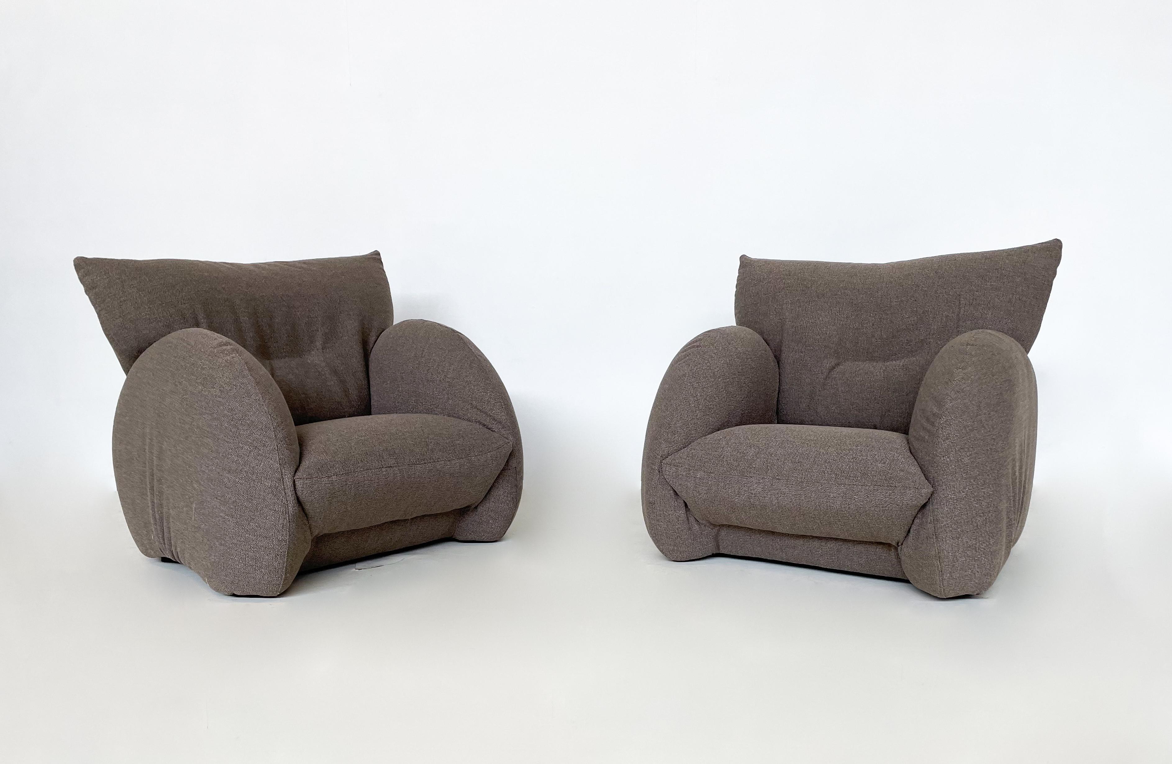 Mid-Century Modern Pair of Italian Armchairs, Italy, 1960s - New Upholstery In Good Condition For Sale In Brussels, BE