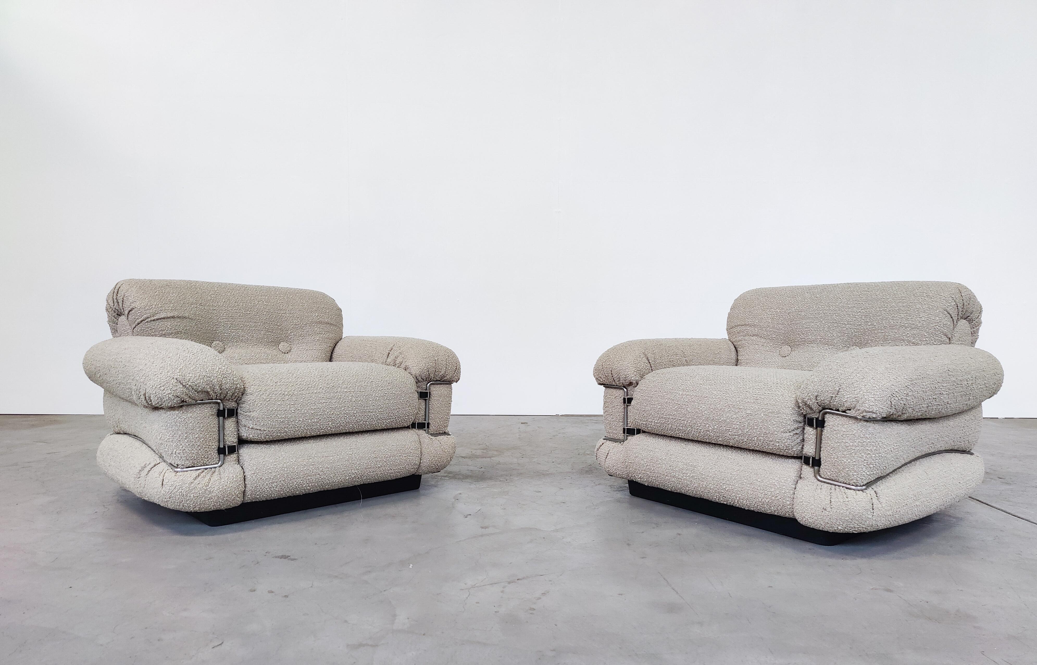Mid-Century Modern Pair of Italian Armchairs, New upholstery Beige Boucle Fabric In Good Condition For Sale In Brussels, BE