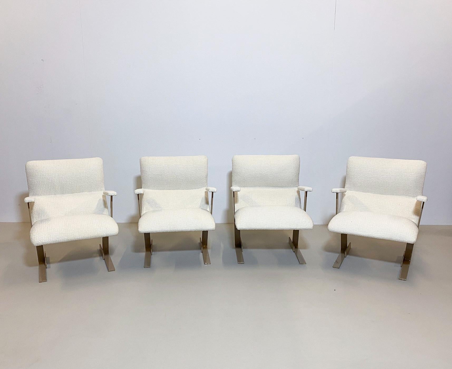 Coppia di poltrone italiane di metà secolo moderno, tessuto bouclette bianco, anni '70 - 

Venduto al paio

Due coppie disponibili.