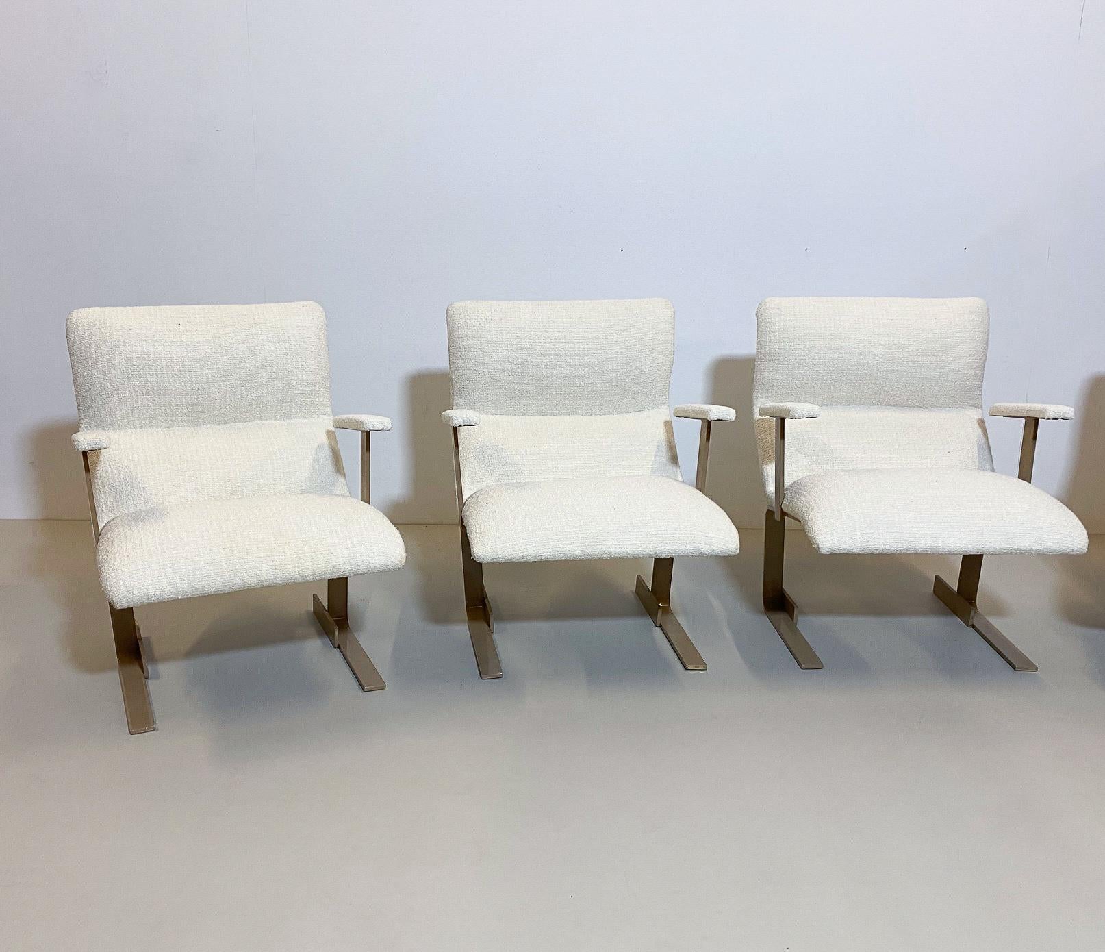 Mid-Century Modern Pair of Italian Armchairs, White Bouclette Fabric, 1970s In Good Condition For Sale In Brussels, BE