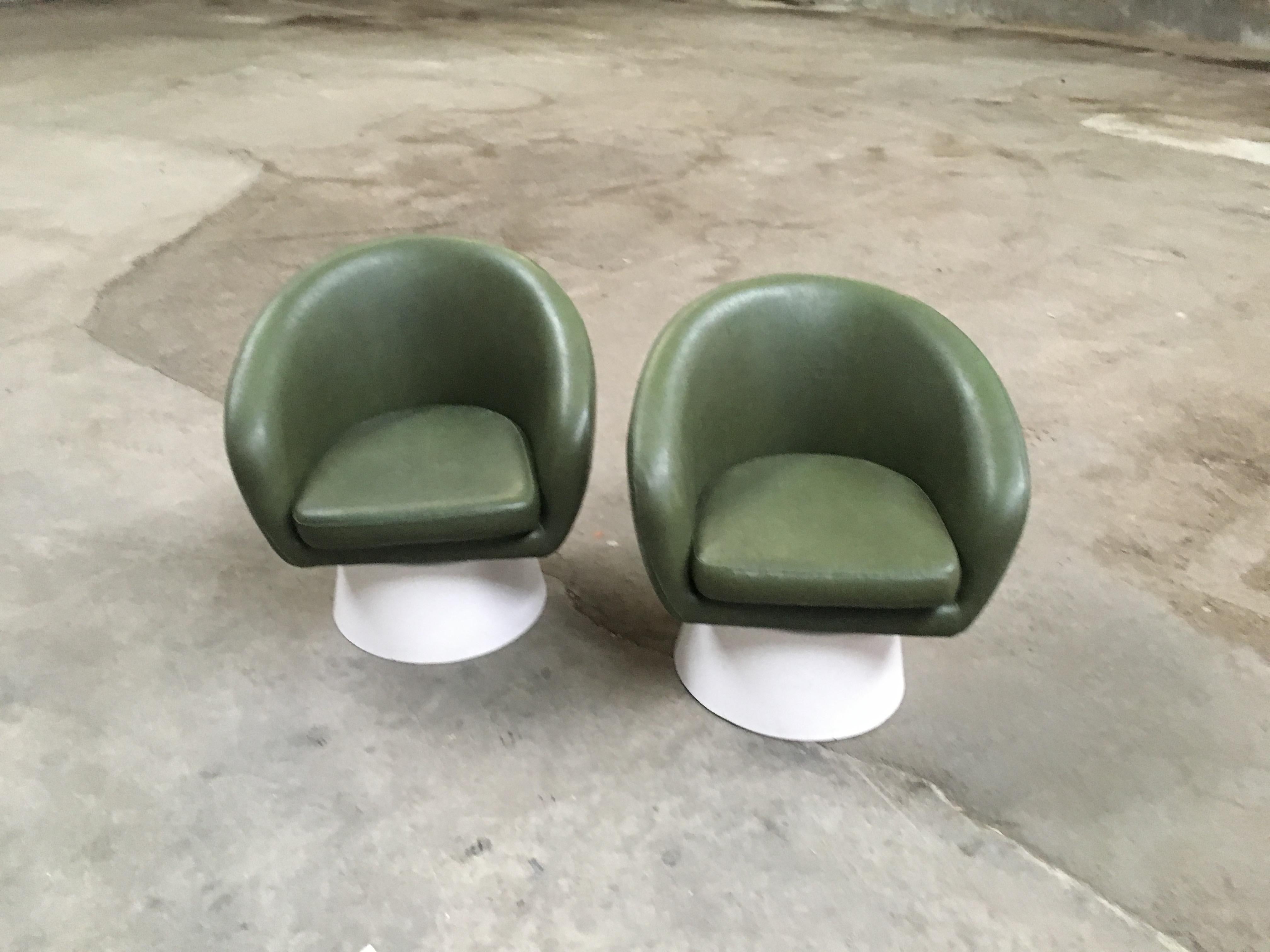 Mid-Century Modern Pair of Italian Armchairs with Wooden Base from 1970s In Good Condition In Prato, IT