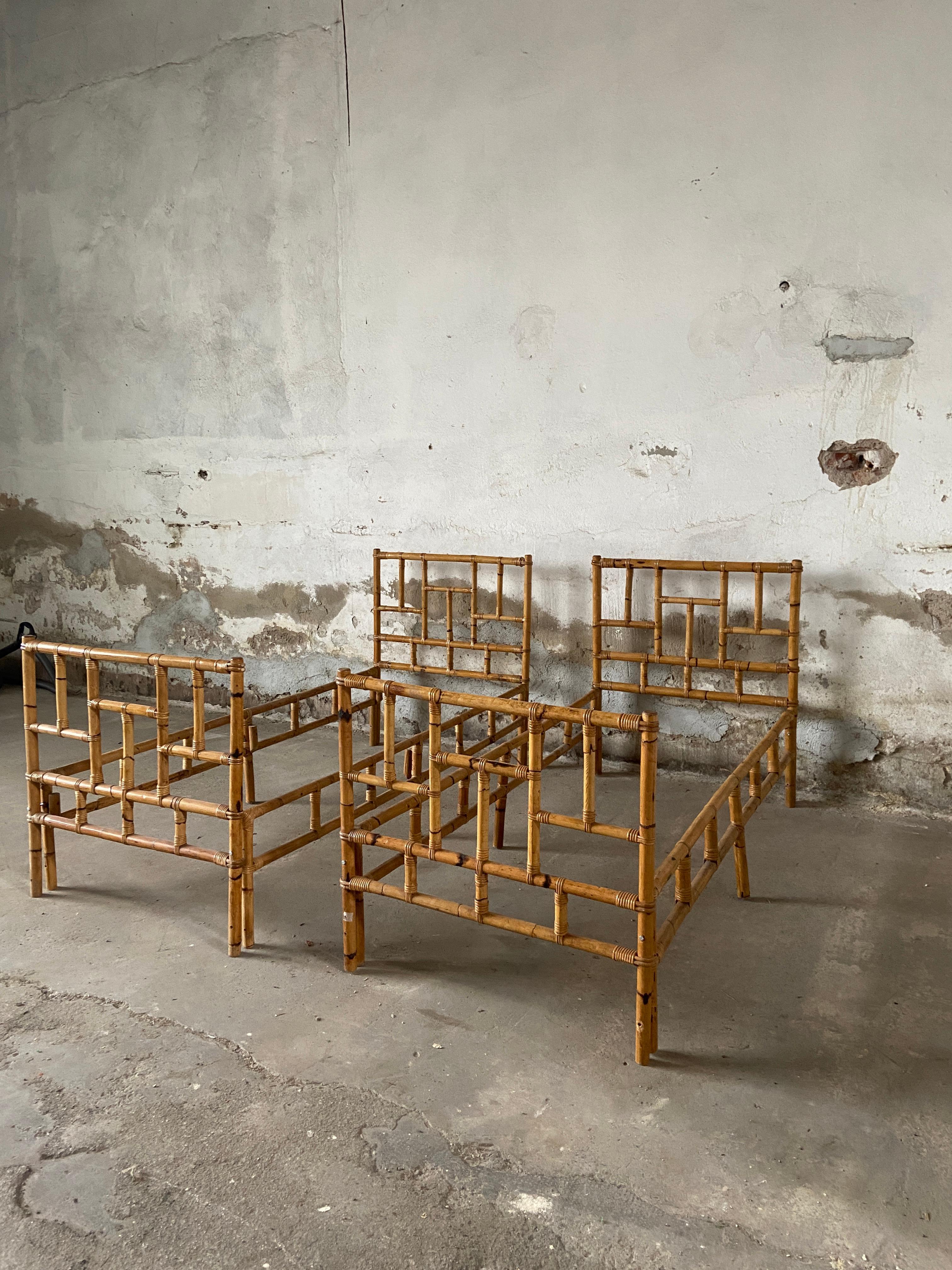Pair of Mid-Century Modern bamboo beds by Vivai del Sud. 1970s
The beds are in good vintage conditions; wear consistent with age and use.
This pair of beds need a bed net and a mattress following the Italian standard for a single bed