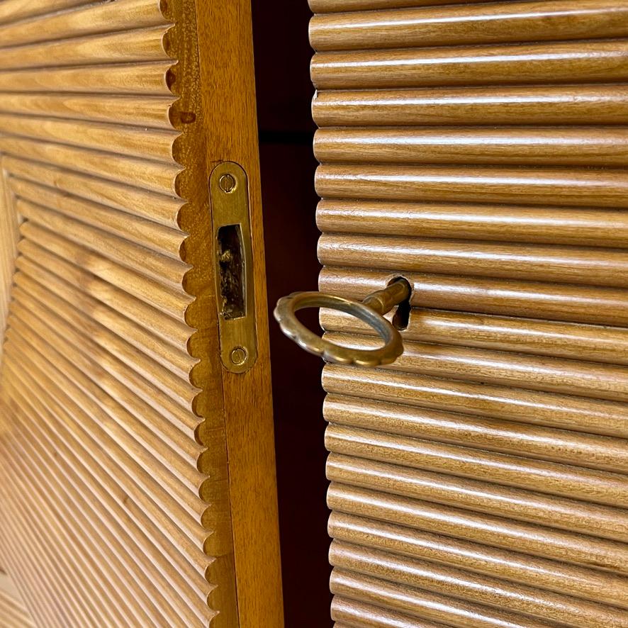 Ein Paar italienische Kirschbaumholzfurnier-Schränke mit Brotständertüren, Mid-Century Modern im Angebot 4