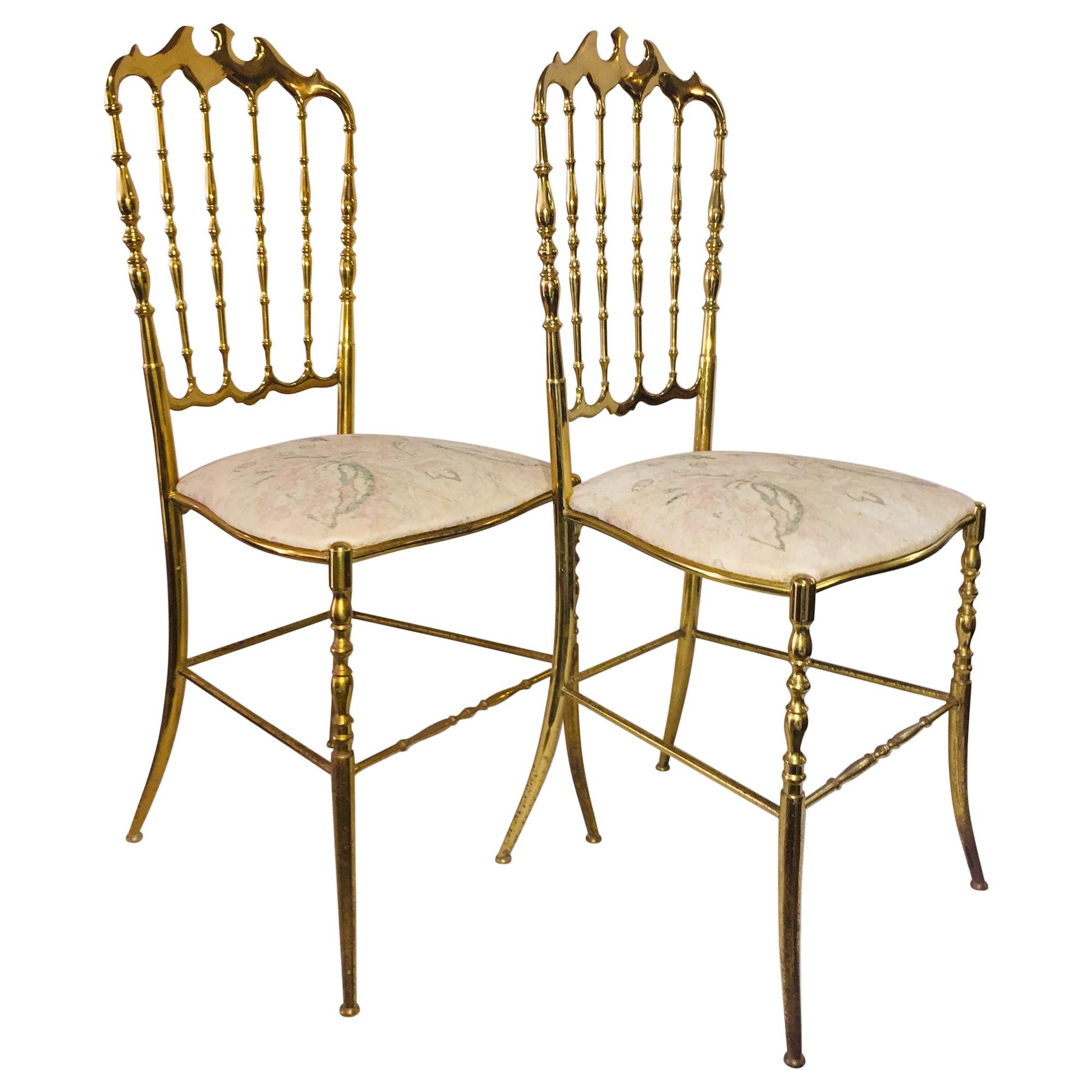 Paire de chaises d'opéra Chiavari en laiton massif poli, de style moderne du milieu du siècle. en vente