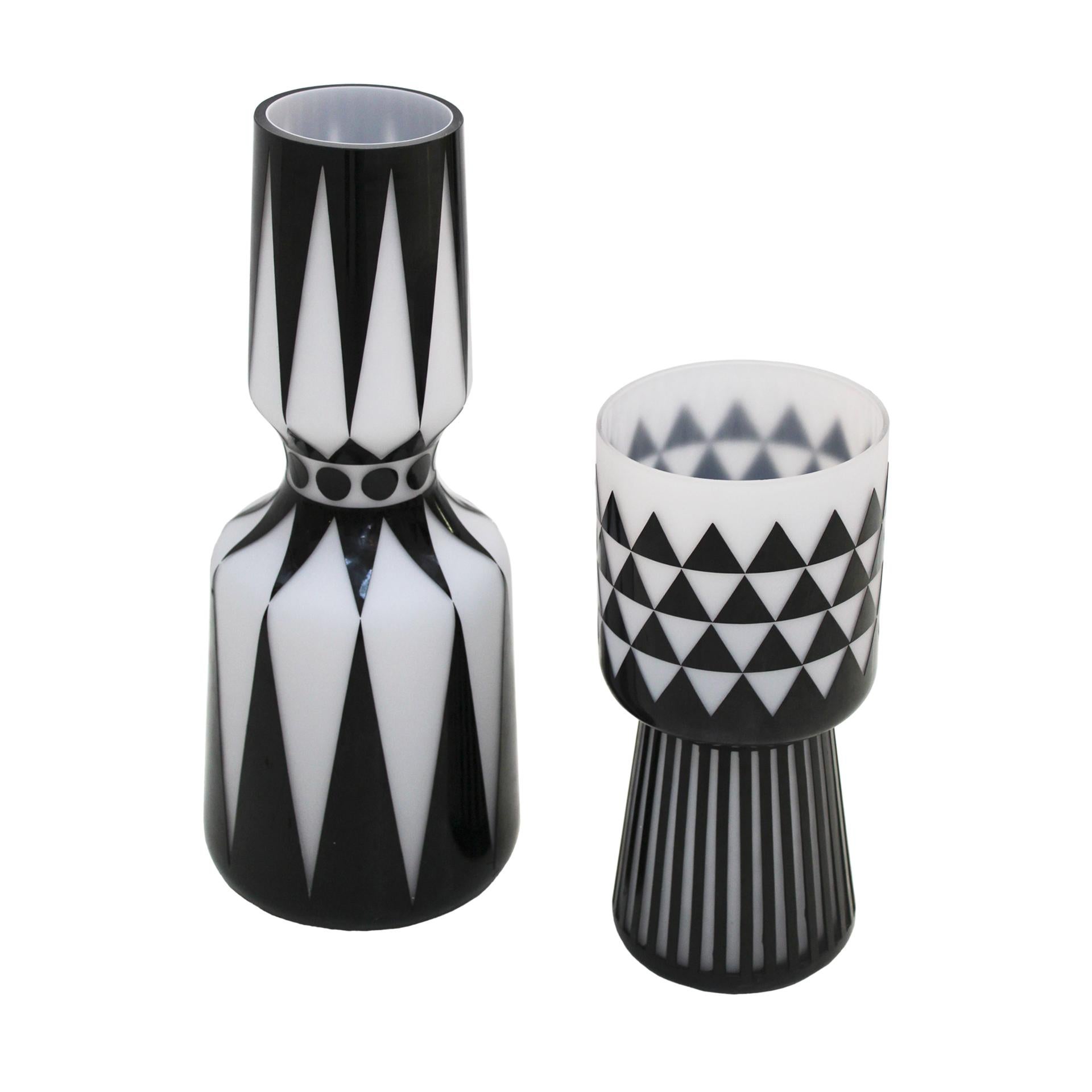 Mid-Century Modern Pair of Italian Glass Vases with Hand Carved Geomtric Motif In Good Condition For Sale In Madrid, ES