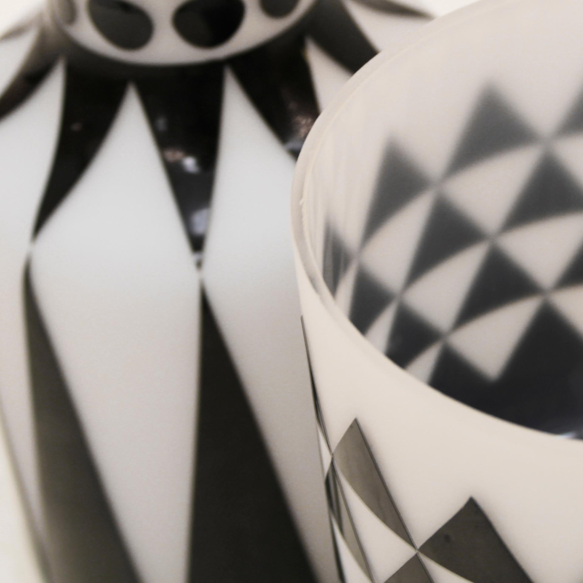 The Modernity Paire de vases italiens en verre avec motif géométral sculpté à la main en vente 1