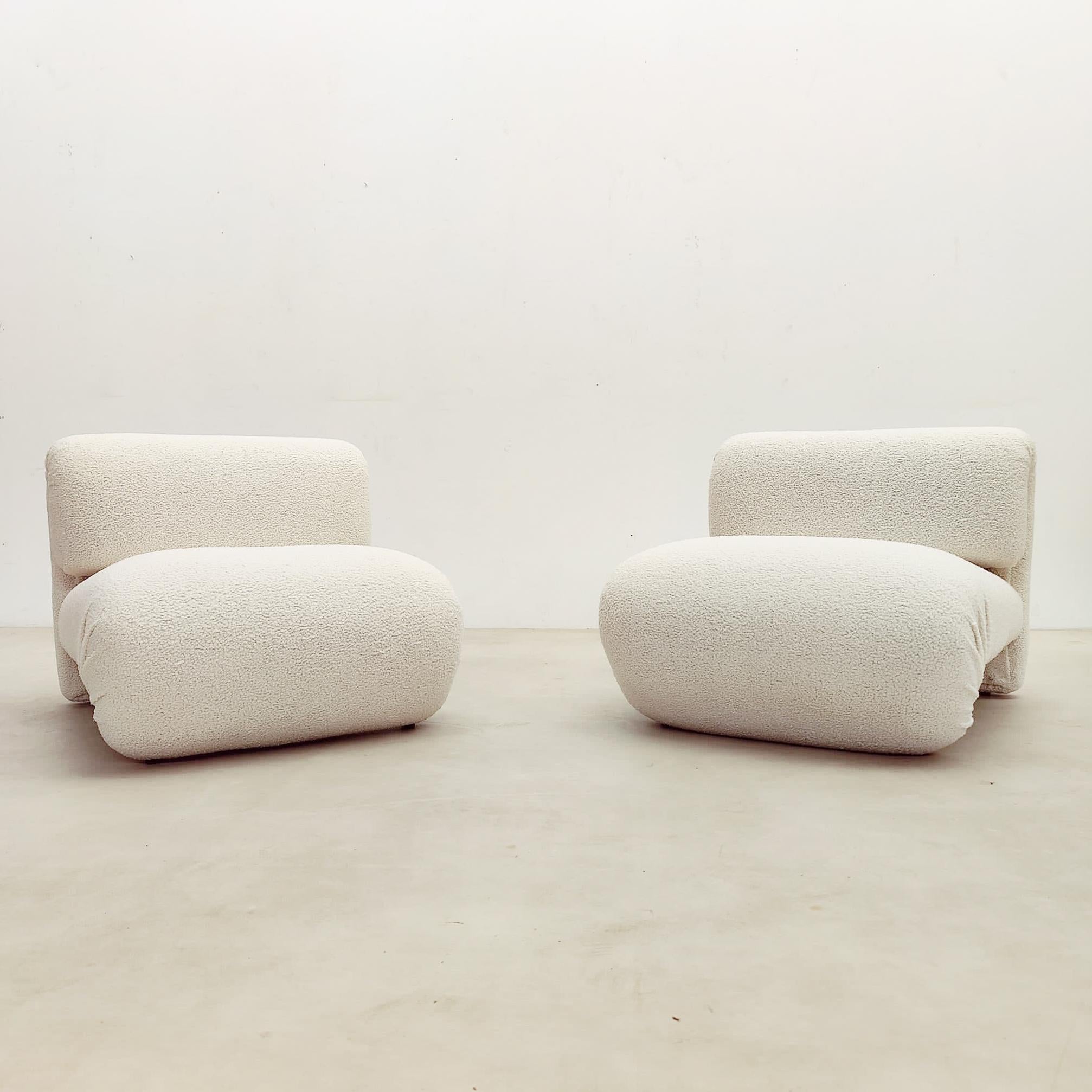Mid-Century Modern pair of Italian lounge chairs, White Boucle Fabric , 1960s

New Upholstery.