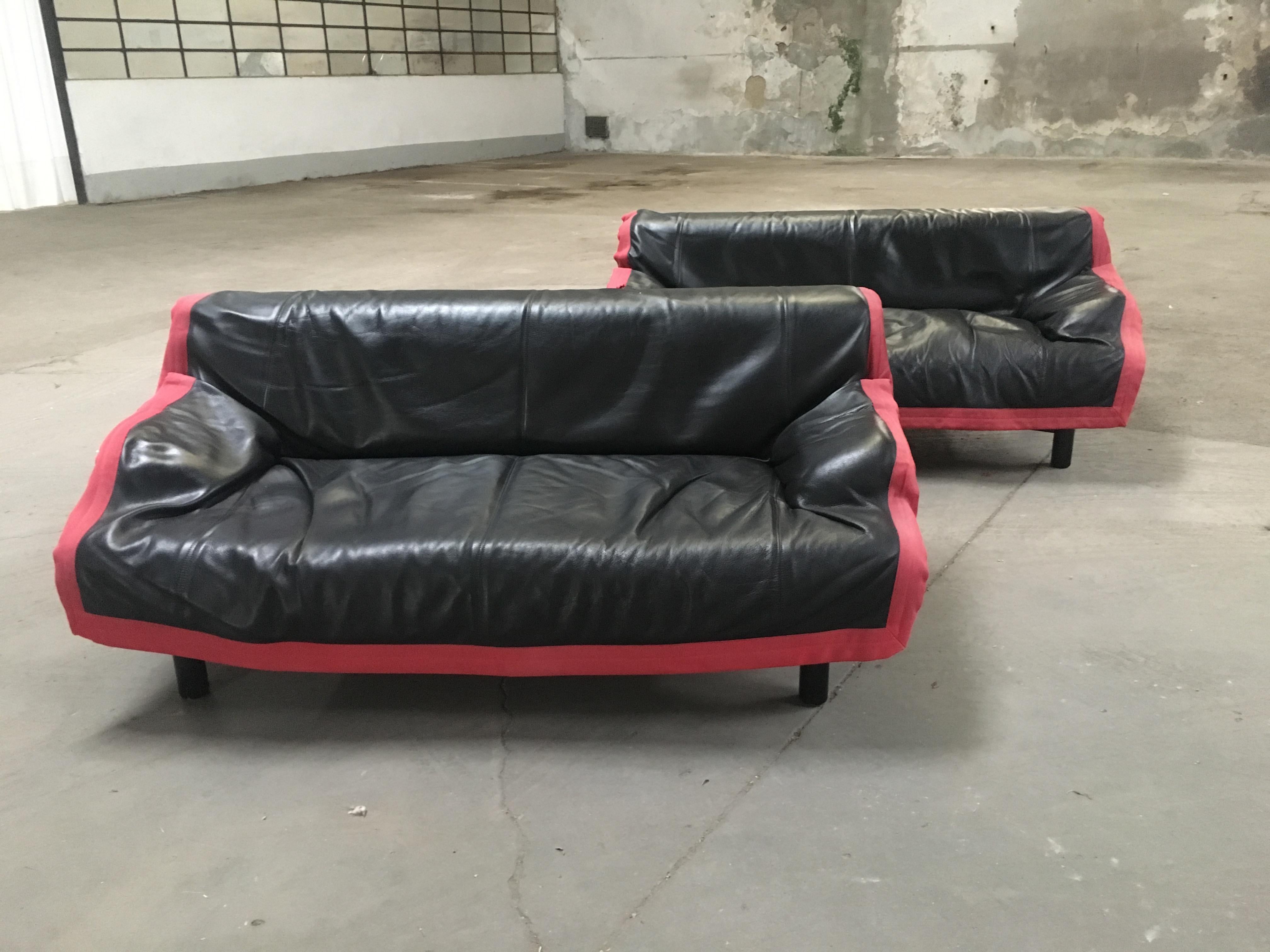 Mid-Century Modern pair of Italian Sindbad black leather sofas designed by Vico Magistretti for Cassina. 1980s
The sofas can also be sold separately.
One of the sofa has a damaged red fabric edge as shown in the picture consistent with age and use.