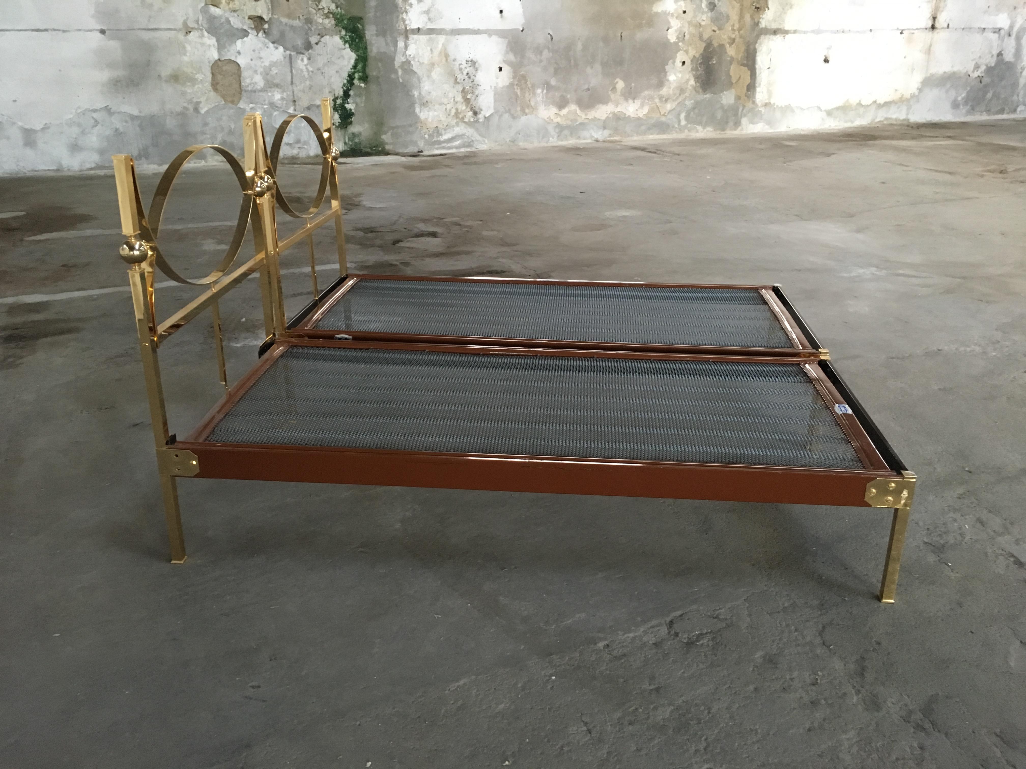 Mid-Century Modern Pair of Italian Single Beds with Gilt Headboard, 1960s In Good Condition For Sale In Prato, IT