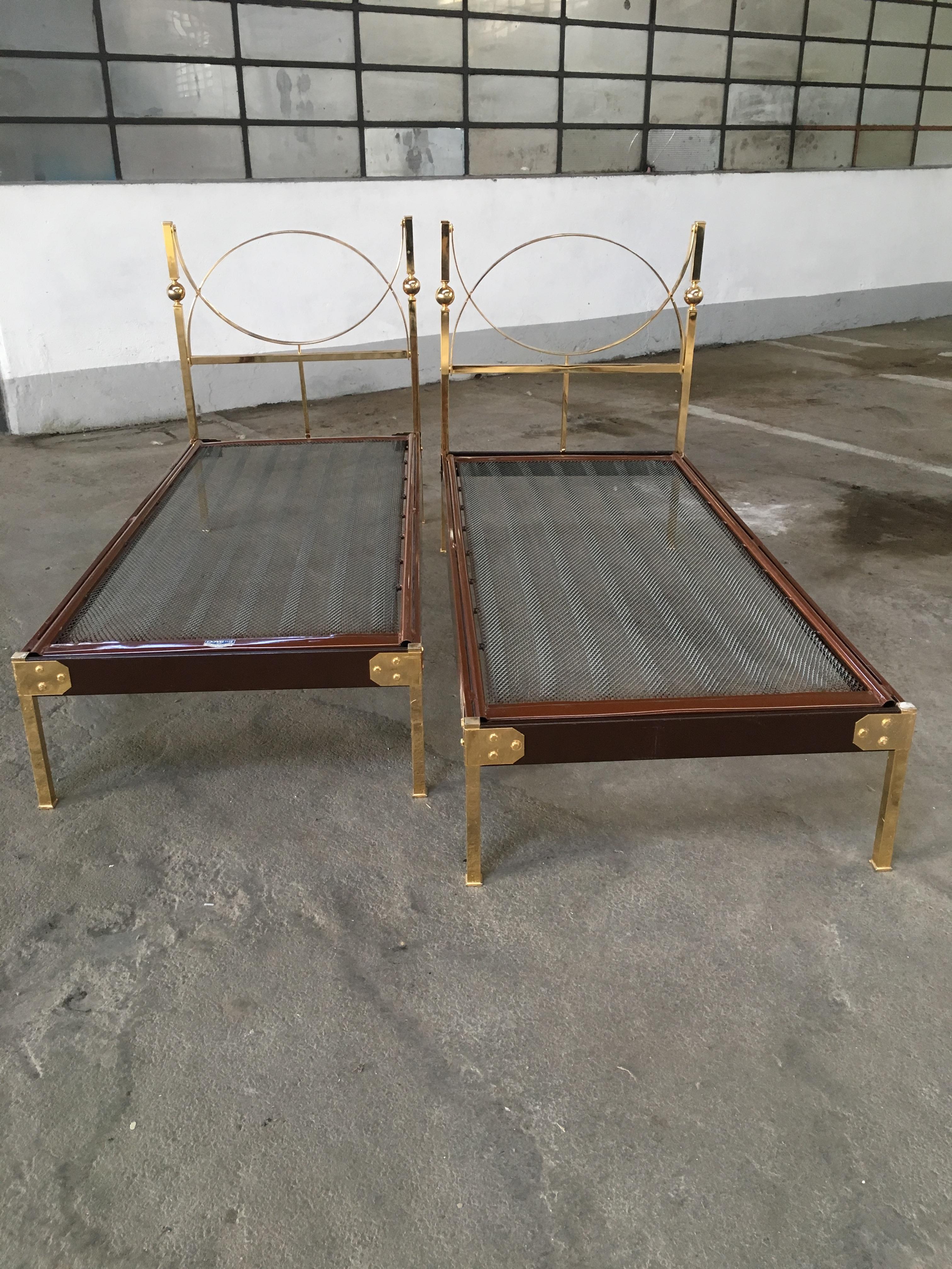 Mid-Century Modern pair of Italian single beds with gilt headboard and feet, 1960s
The beds need a mattress of cm. 80 x 190.
One of the bed misses a short bar under the headboard. In case of sell a brand new one will be provided.

 