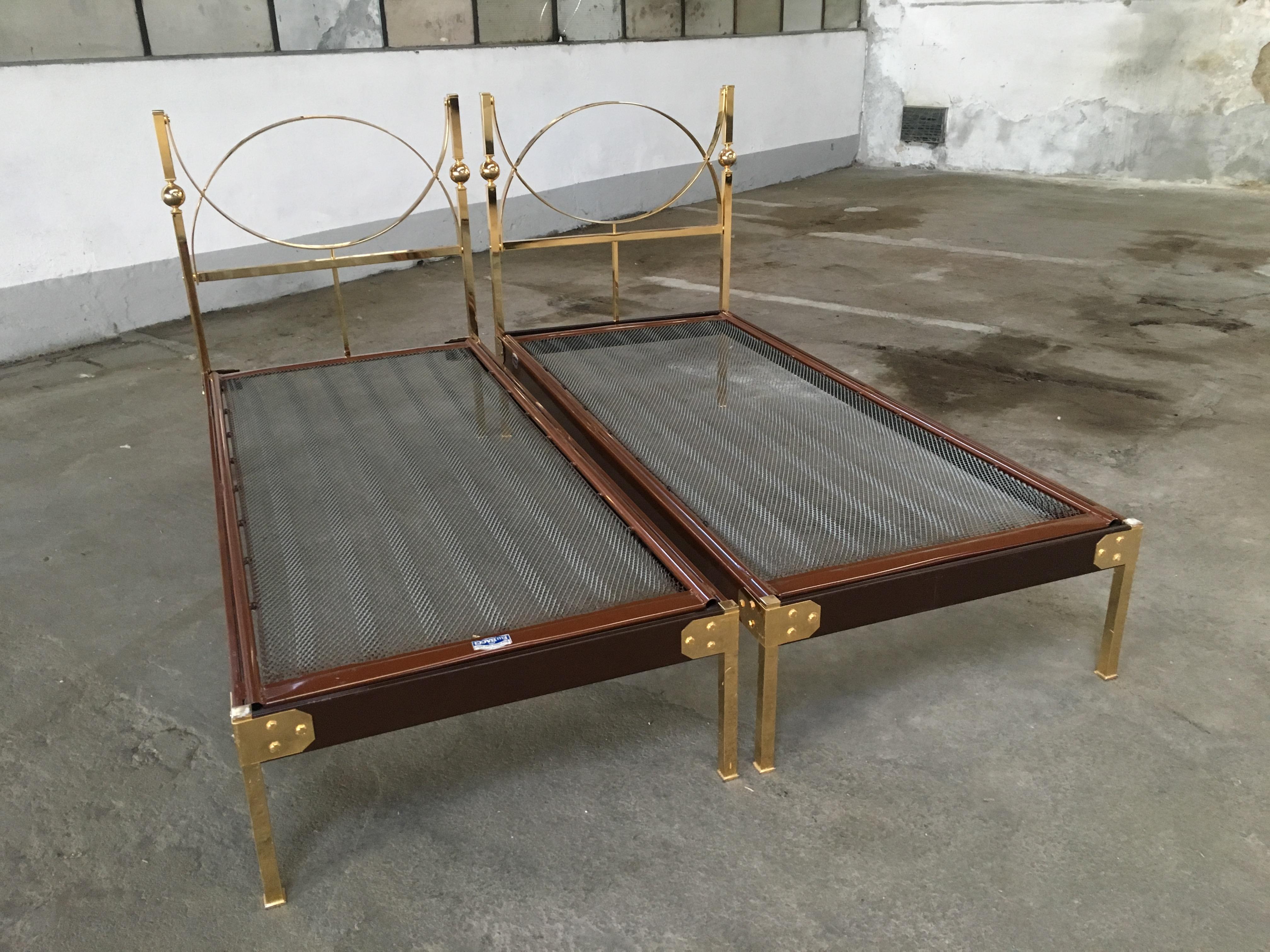 Mid-Century Modern Pair of Italian Single Beds with Gilt Headboard and Feet 1960 In Good Condition In Prato, IT