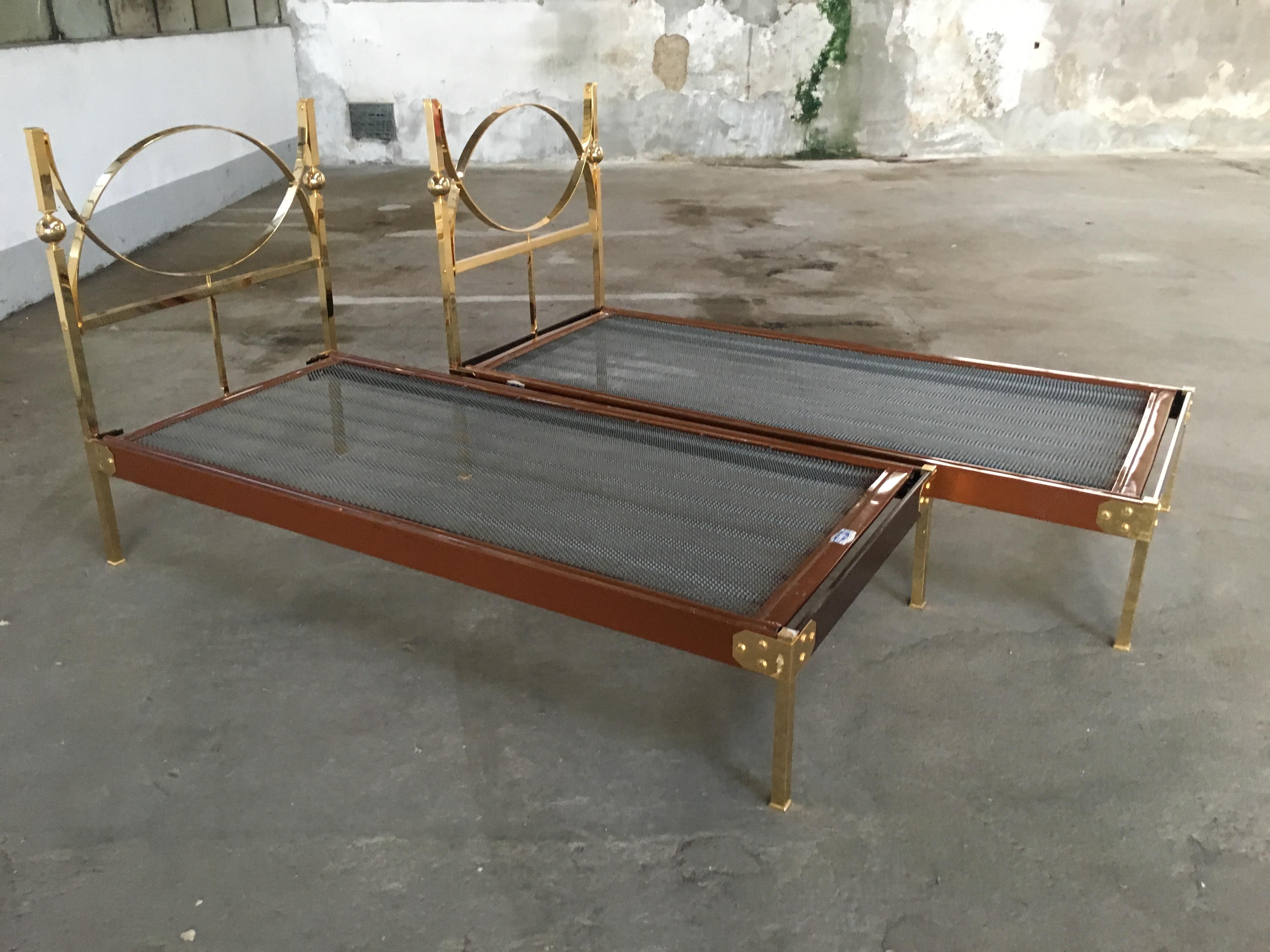 Mid-Century Modern Pair of Italian Single Beds with Gilt Headboard and Feet 1960 2