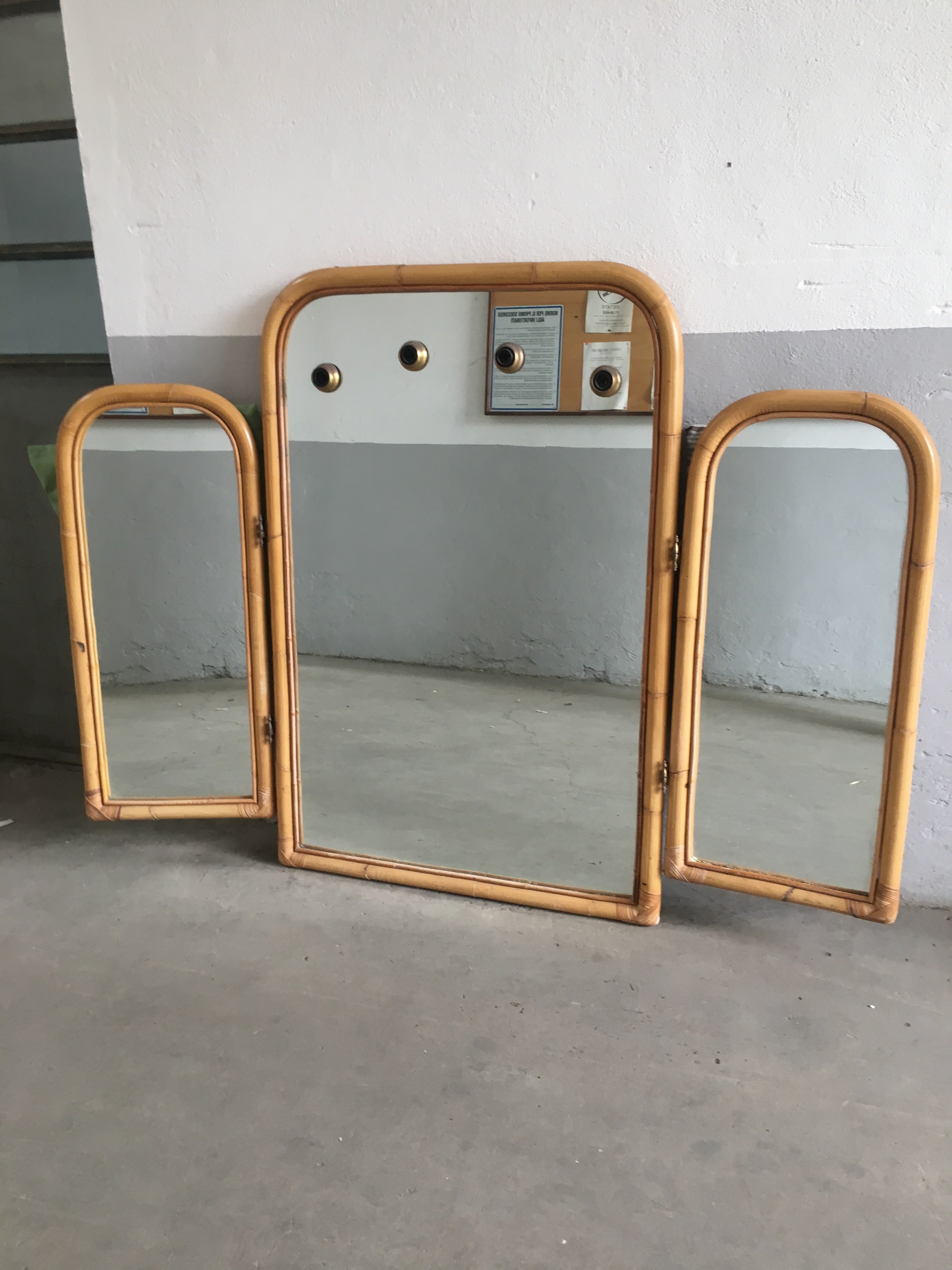 Mid-Century Modern Pair of Italian Triptych Bamboo Framed Lit Wall Mirrors In Good Condition In Prato, IT