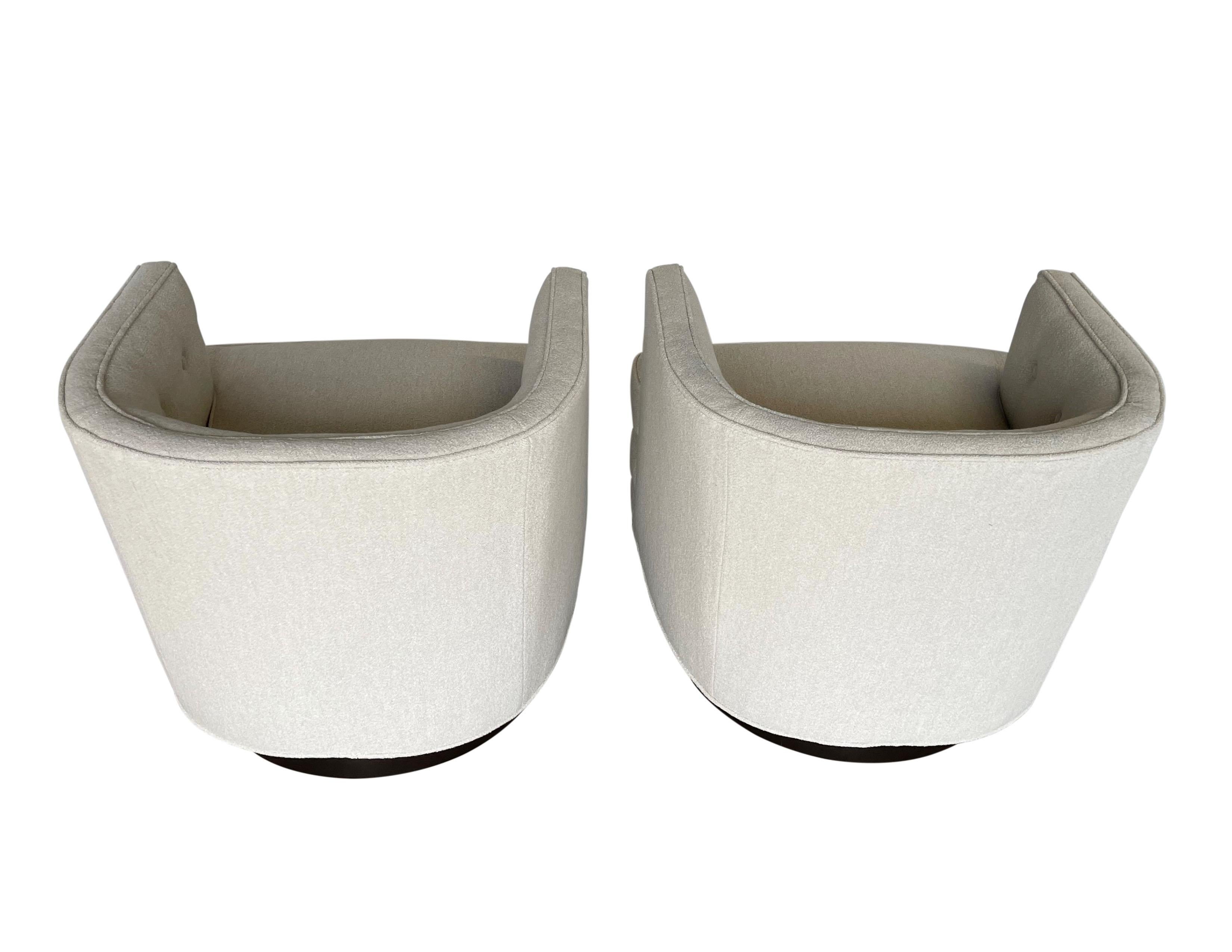 Mid-Century Modern Pair of Ivory Bouclé Swivel Lounge Chairs For Sale 4