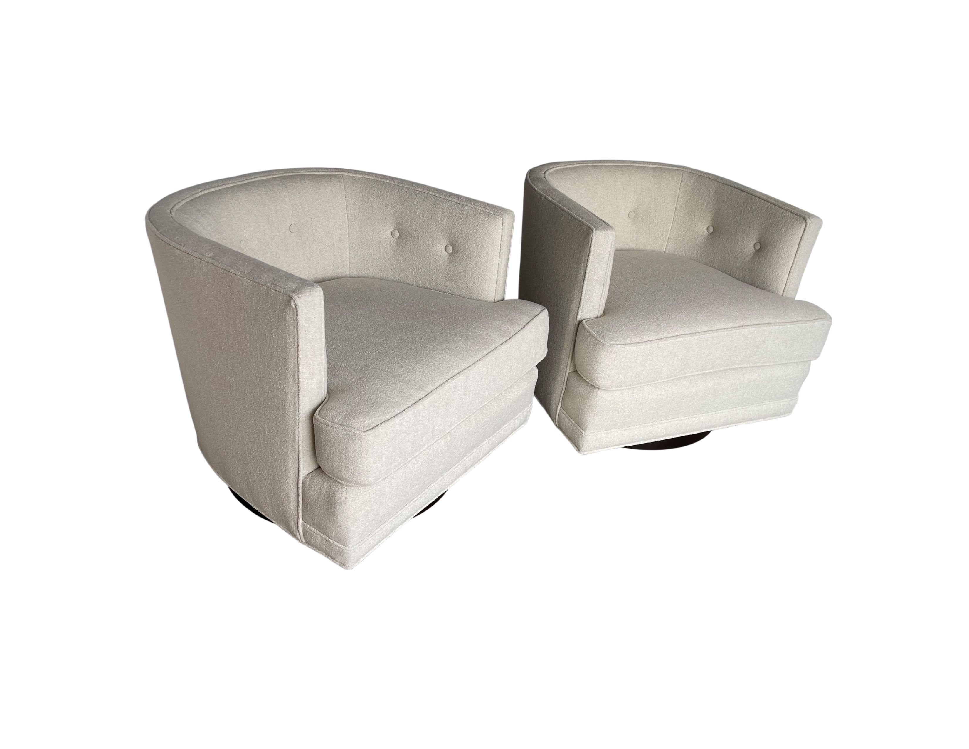 Mid-Century Modern Paire de fauteuils pivotants Boucl en ivoire, de style moderne du milieu du siècle dernier en vente