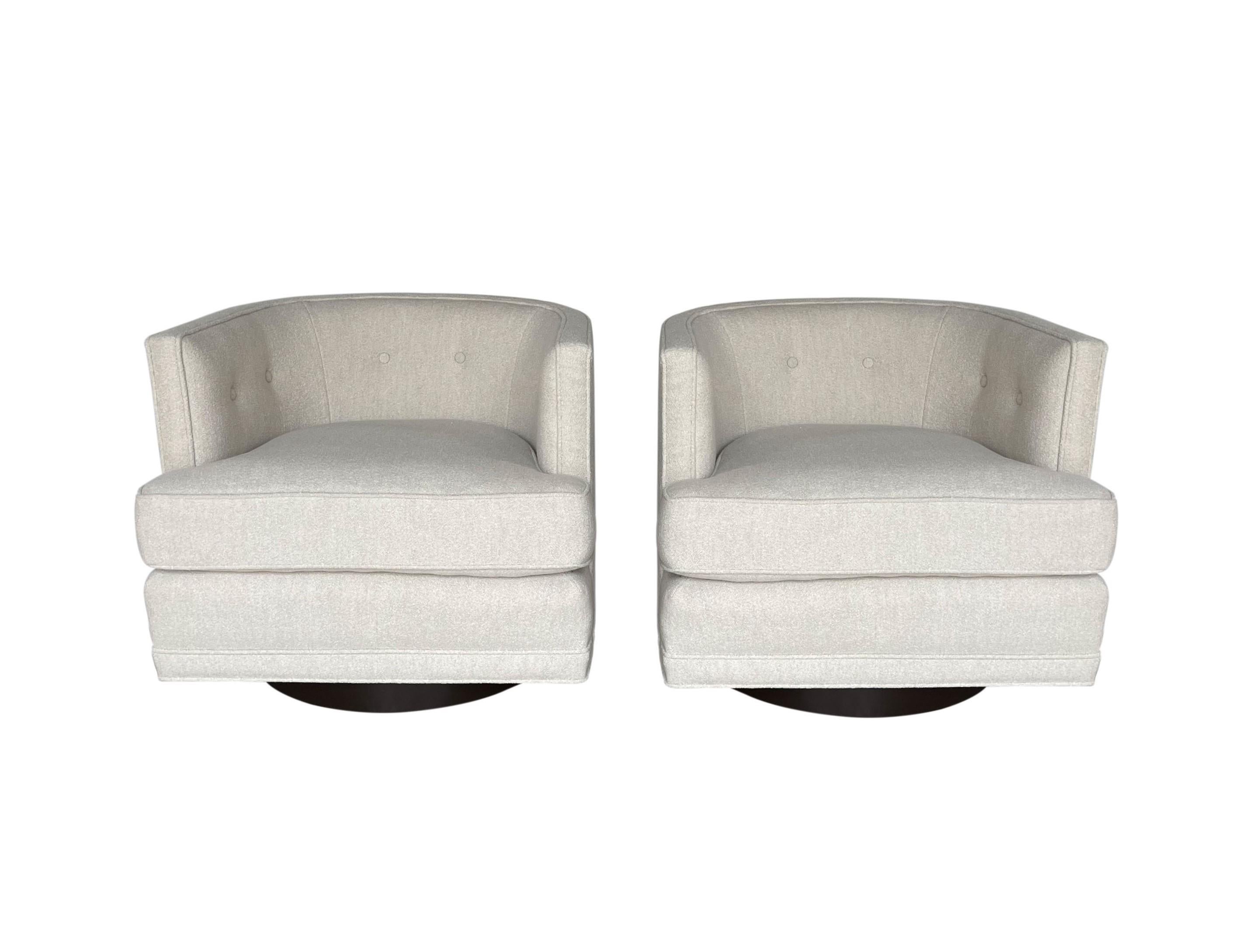 Mid-Century Modern Pair of Ivory Bouclé Swivel Lounge Chairs In Excellent Condition For Sale In Dallas, TX
