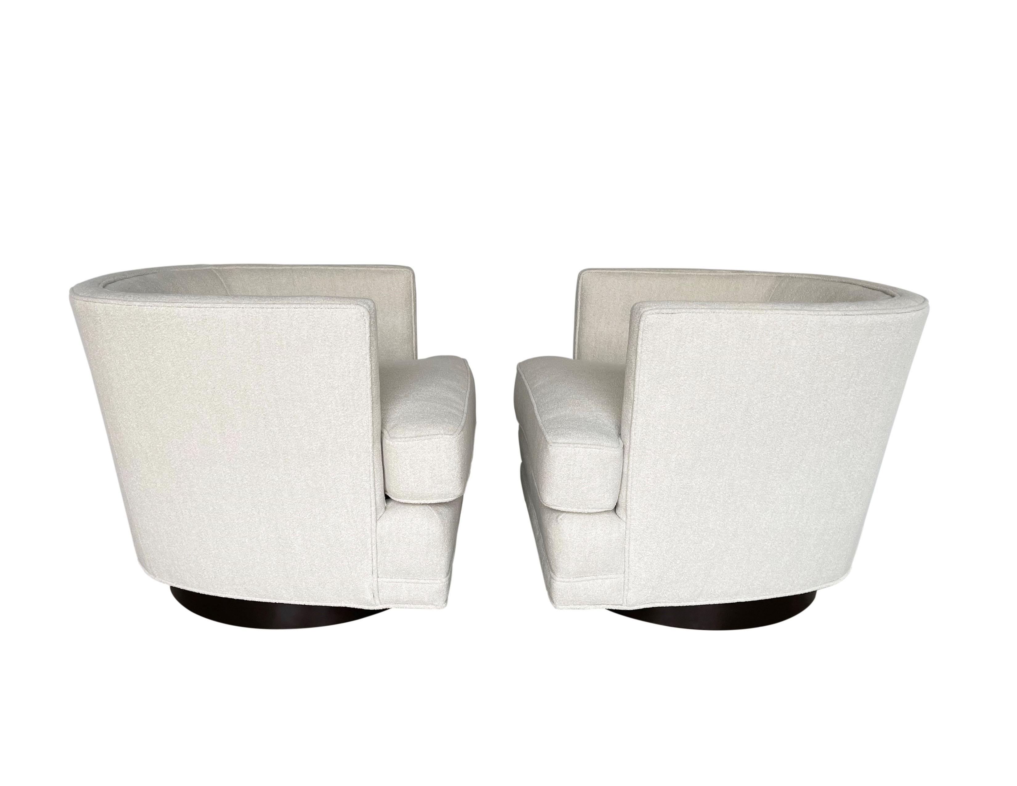 Mid-Century Modern Pair of Ivory Bouclé Swivel Lounge Chairs For Sale 2