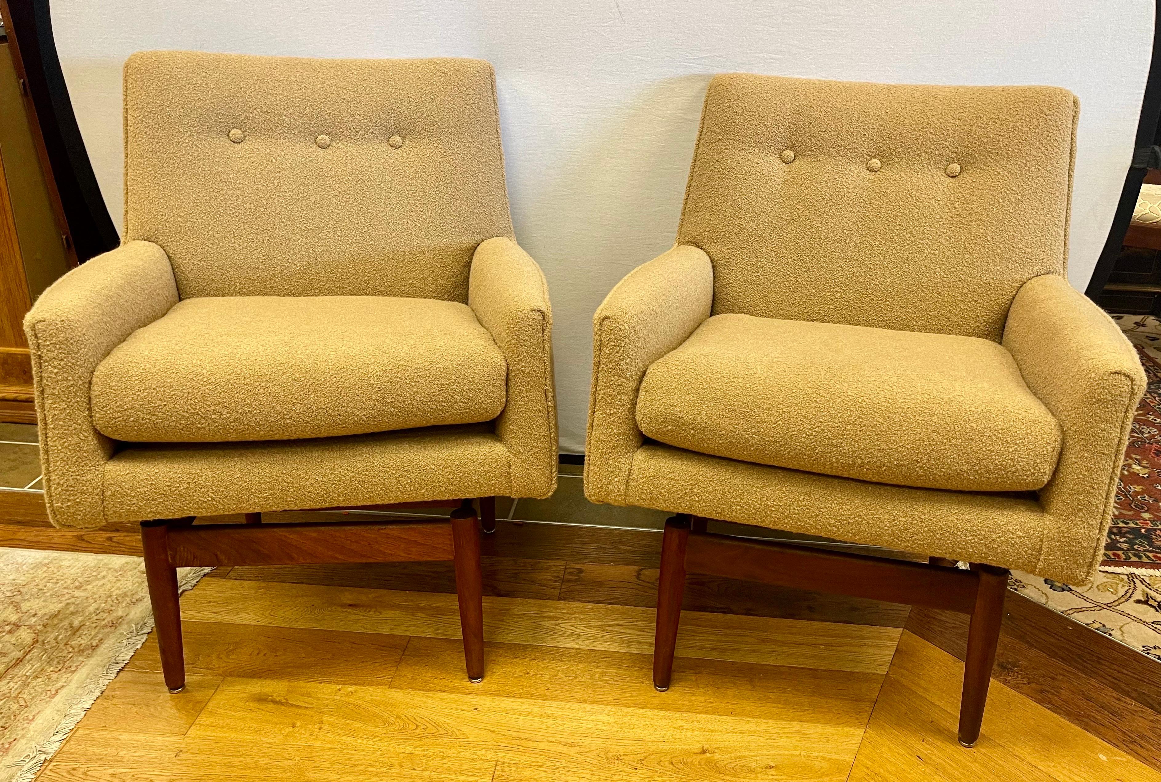 Magnificent matching pair of newly upholstered Jens Risom swivel lounge chairs.
The fabric is new by Ralph Lauren and is a light brown boucle fabric. The chairs appear to float on a walnut base that swivels. Gorgeous lines and better scale.
Why