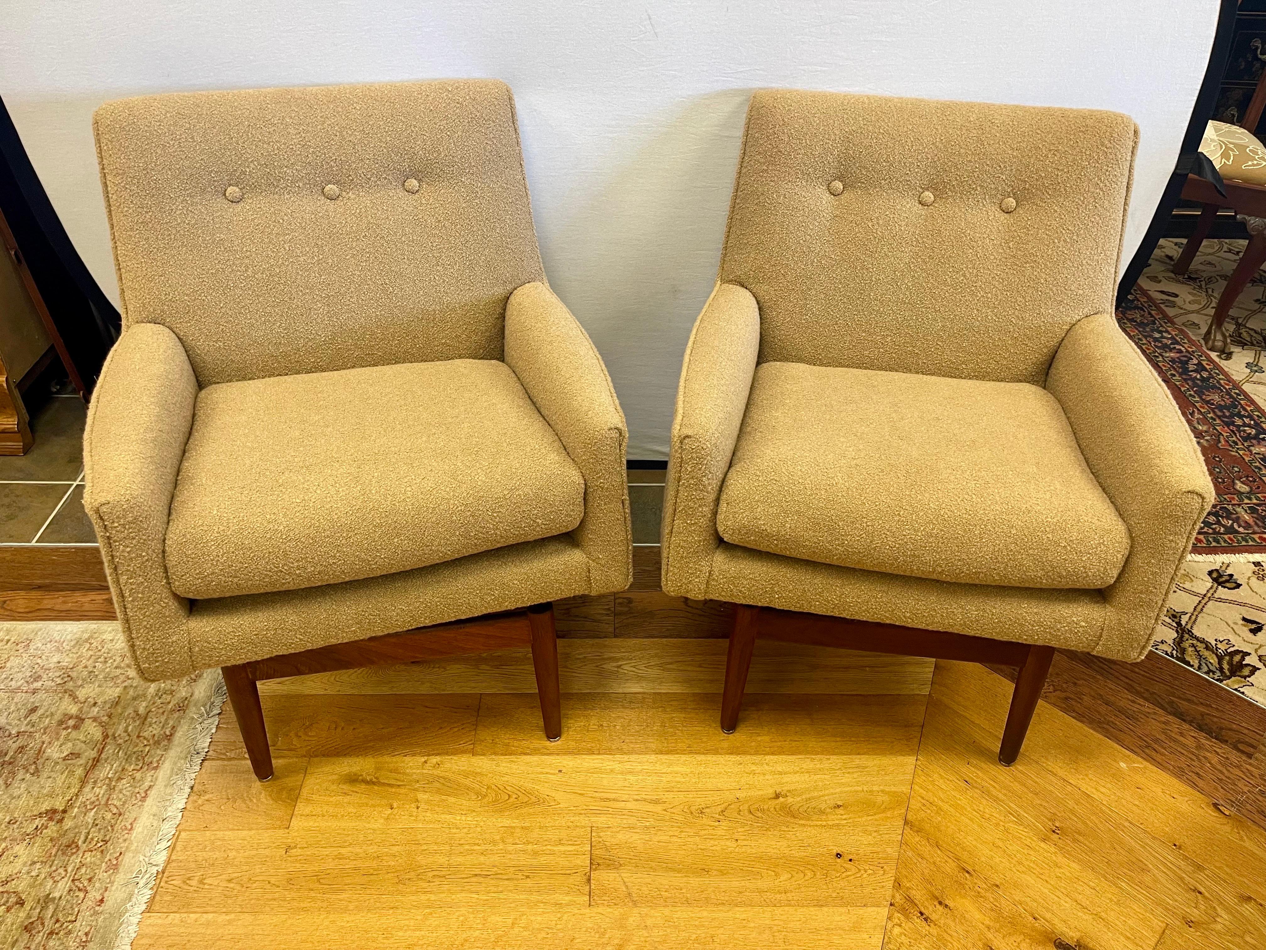 Mid-Century Modern Pair of Jens Risom Swivel Chairs New RL Boucle Upholstery In Good Condition In West Hartford, CT