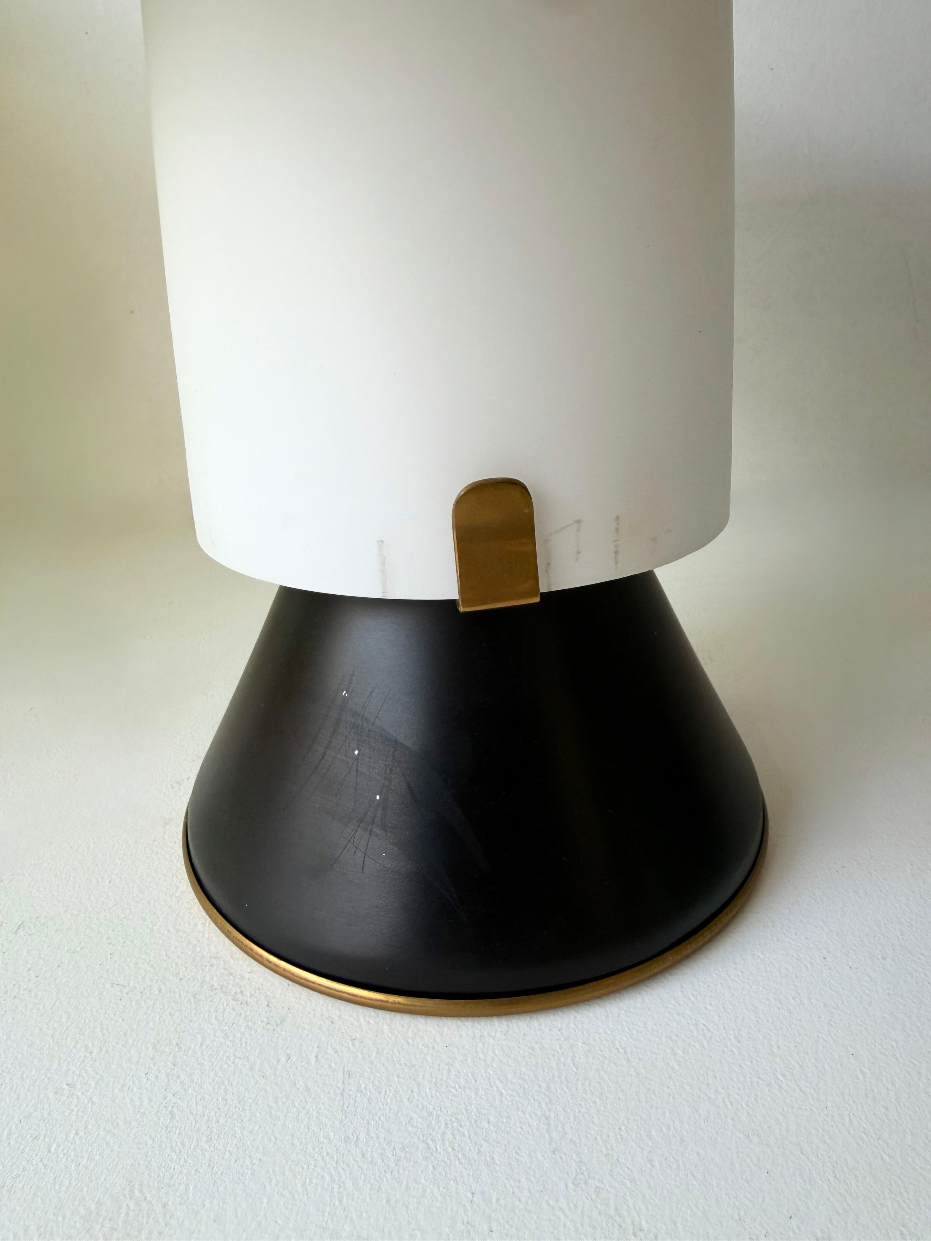 Paire de lampes modernes du milieu du siècle en métal laqué laiton par Stilnovo. Italie, années 1950 en vente 2