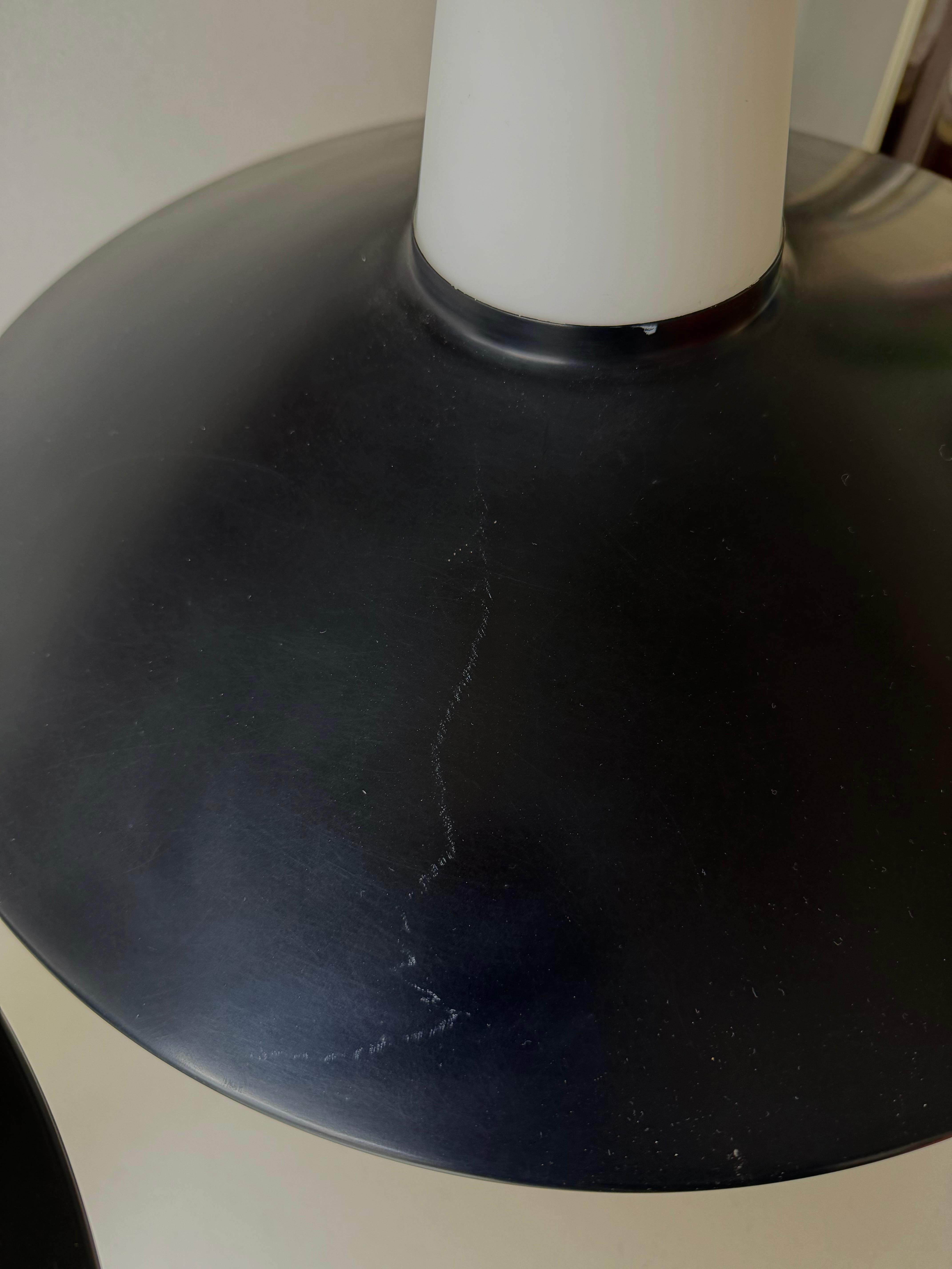 Paire de lampes modernes du milieu du siècle en métal laqué laiton par Stilnovo. Italie, années 1950 en vente 3