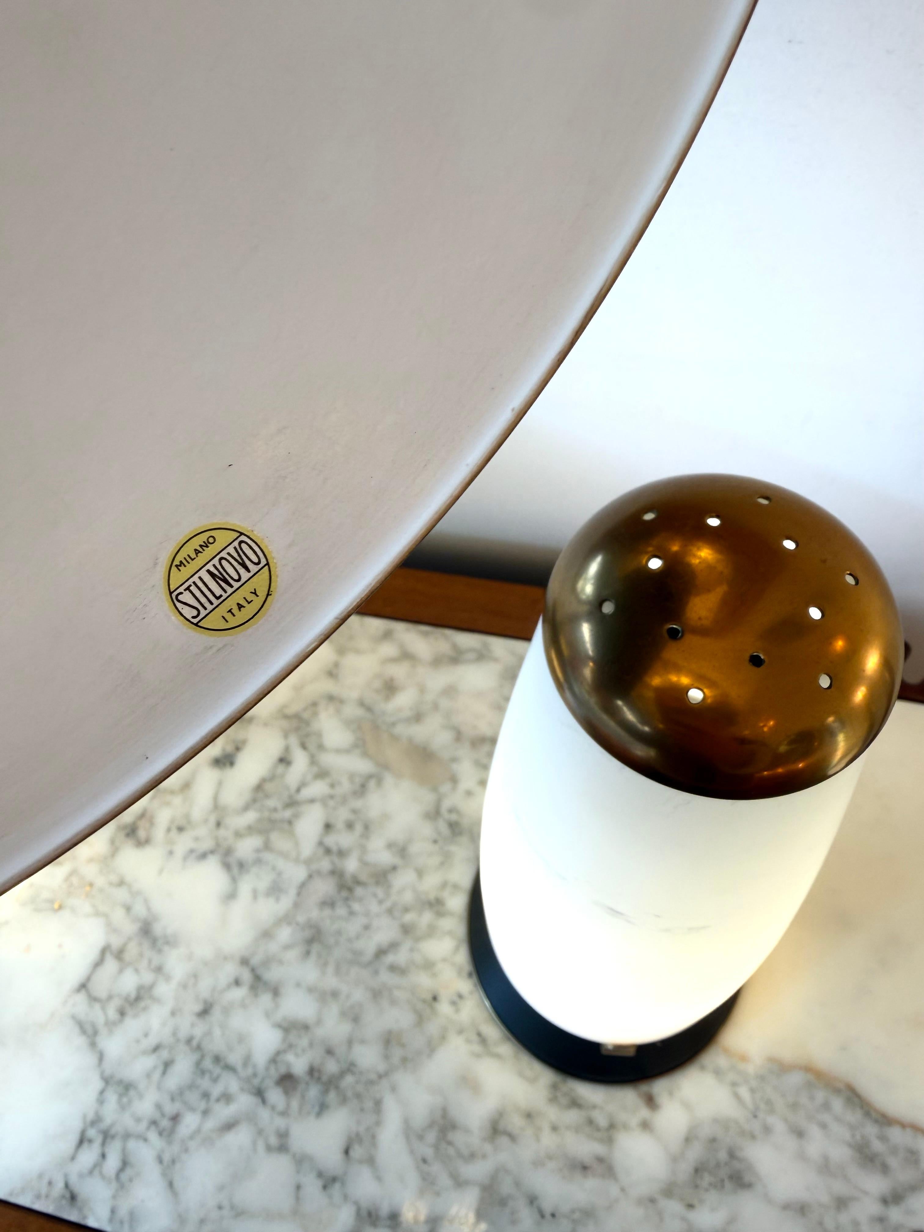 Paire de lampes modernes du milieu du siècle en métal laqué laiton par Stilnovo. Italie, années 1950 en vente 4