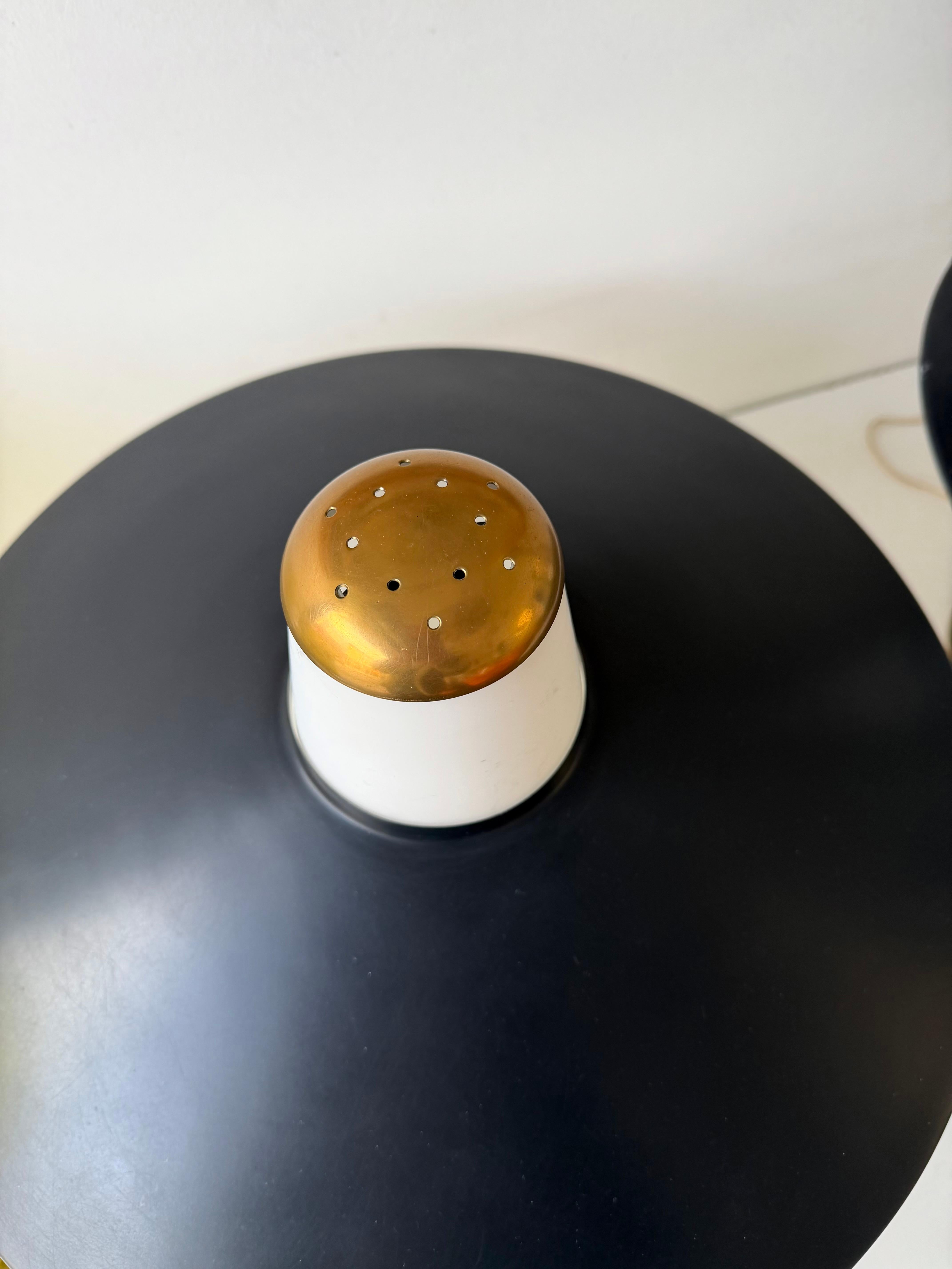 Paire de lampes modernes du milieu du siècle en métal laqué laiton par Stilnovo. Italie, années 1950 en vente 5