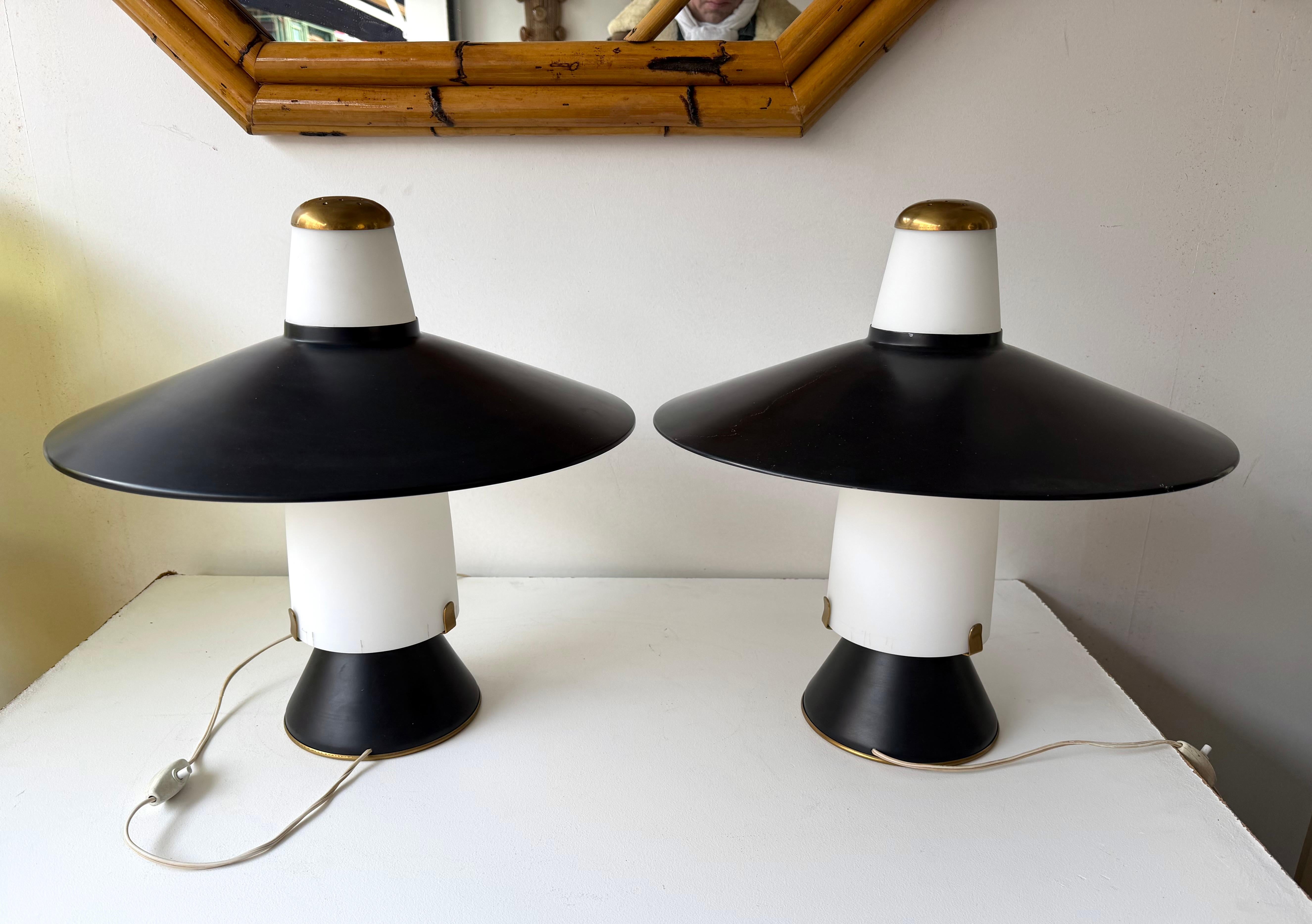 Paire de lampes modernes du milieu du siècle en métal laqué laiton par Stilnovo. Italie, années 1950 en vente 6