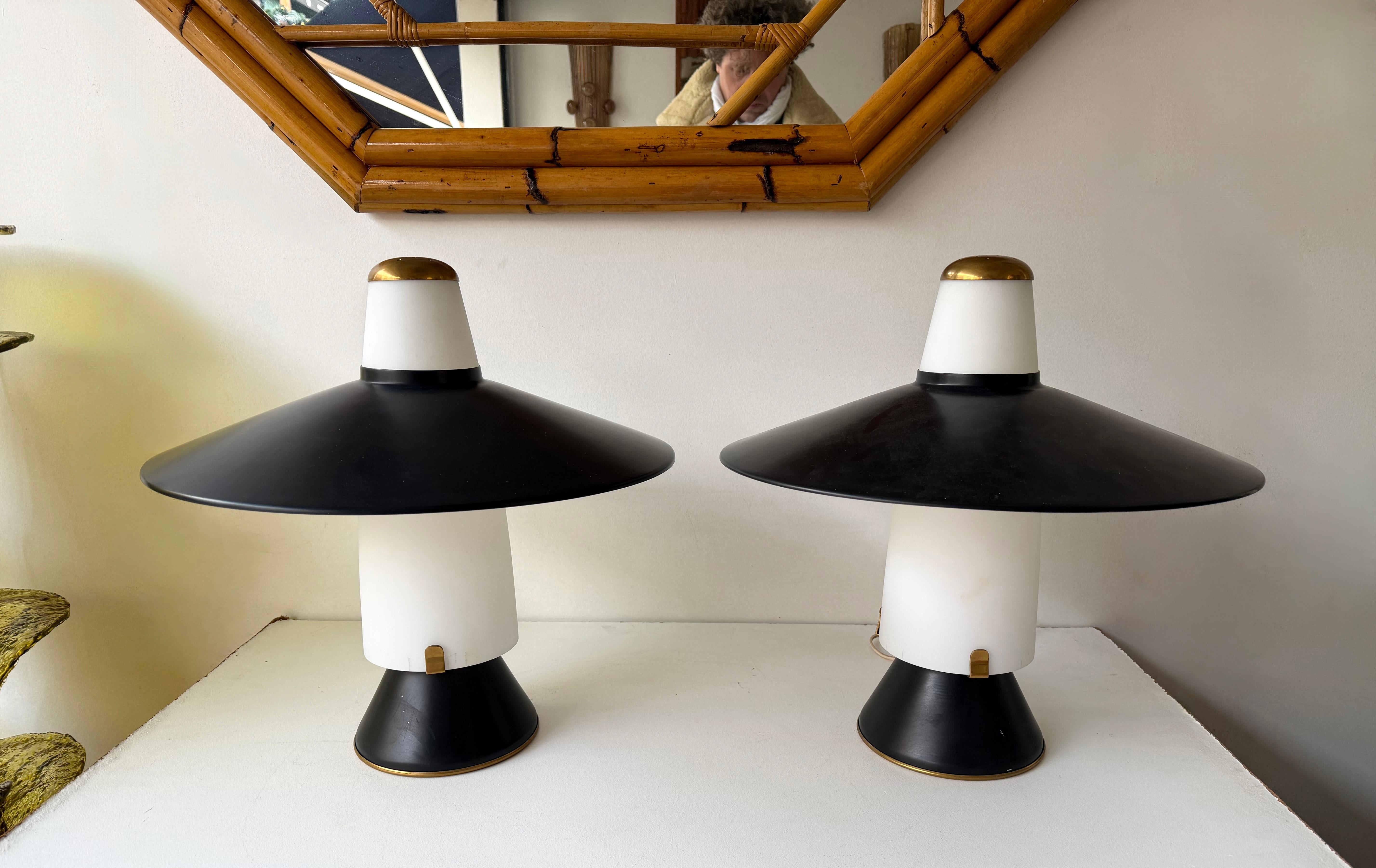 Paire de lampes modernes du milieu du siècle en métal laqué laiton par Stilnovo. Italie, années 1950 en vente 7