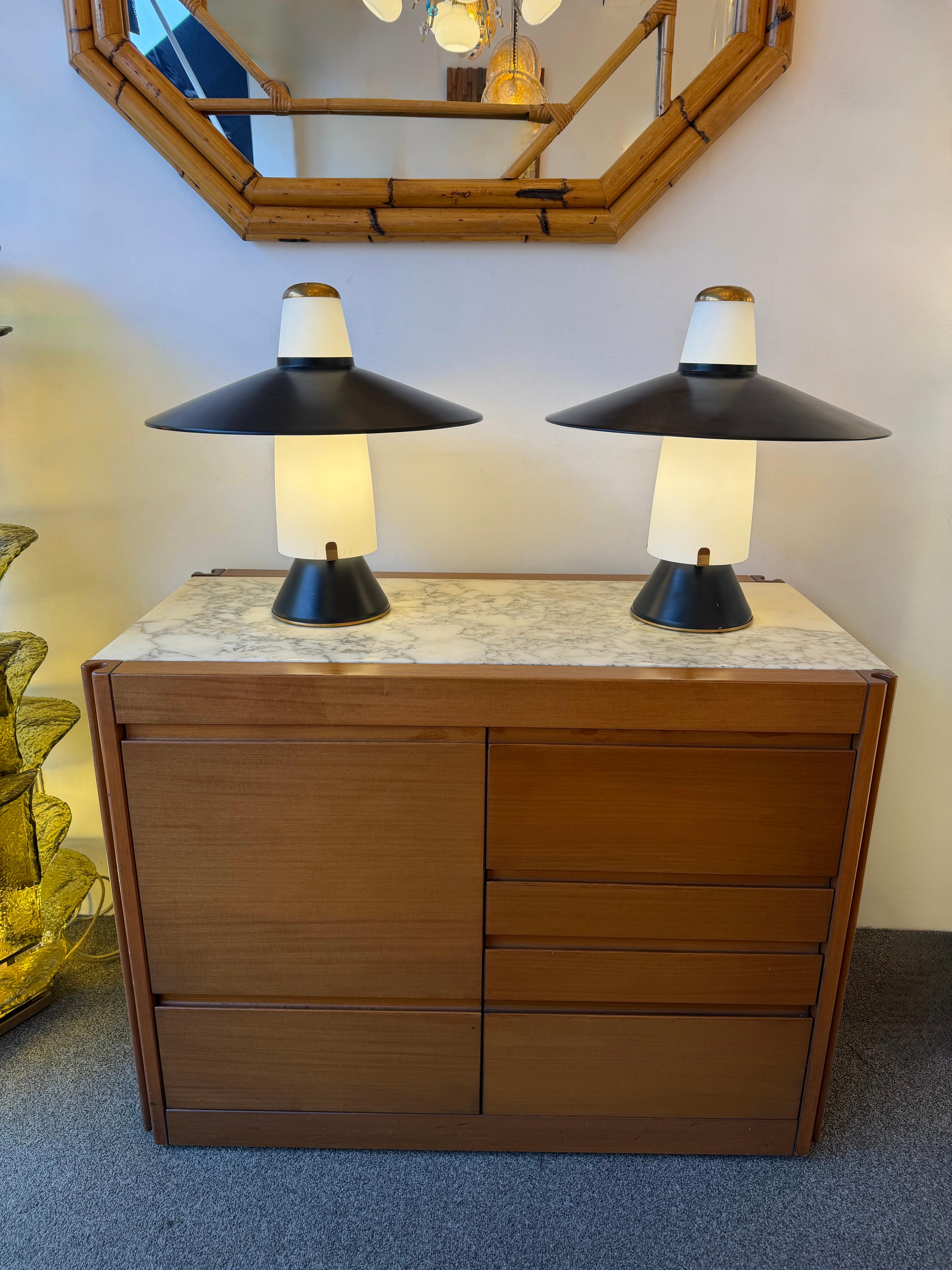 Très Rare paire de lampes de table ou de chevet de style Mid-Century Modern en verre opalin blanc, métal laqué noir et laiton. Etiquette originale de Stilnovo. Des designers célèbres comme Reggiani, Sciolari, Francesco Buzzi Ceriani, Angelo Brotto