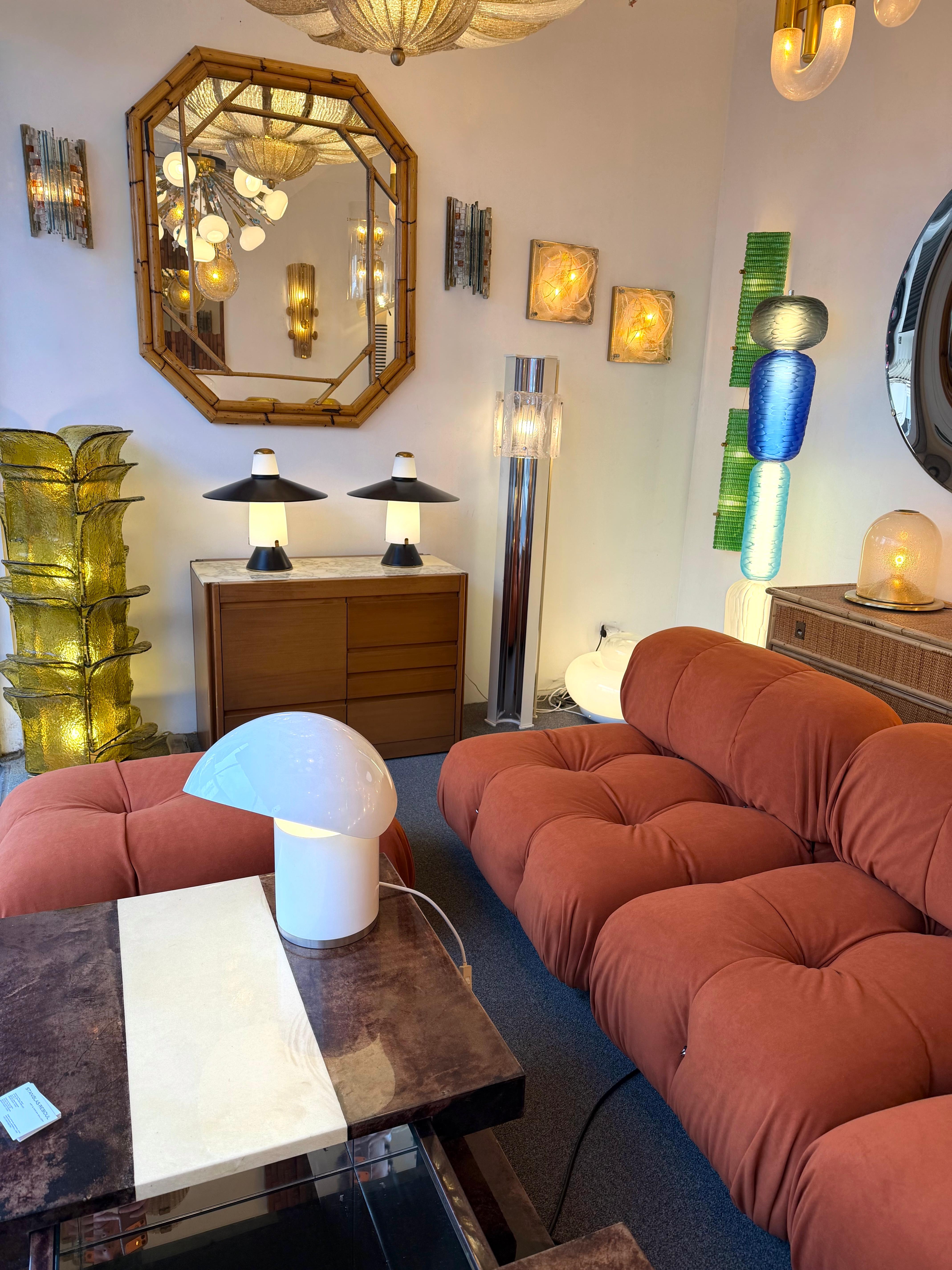 italien Paire de lampes modernes du milieu du siècle en métal laqué laiton par Stilnovo. Italie, années 1950 en vente