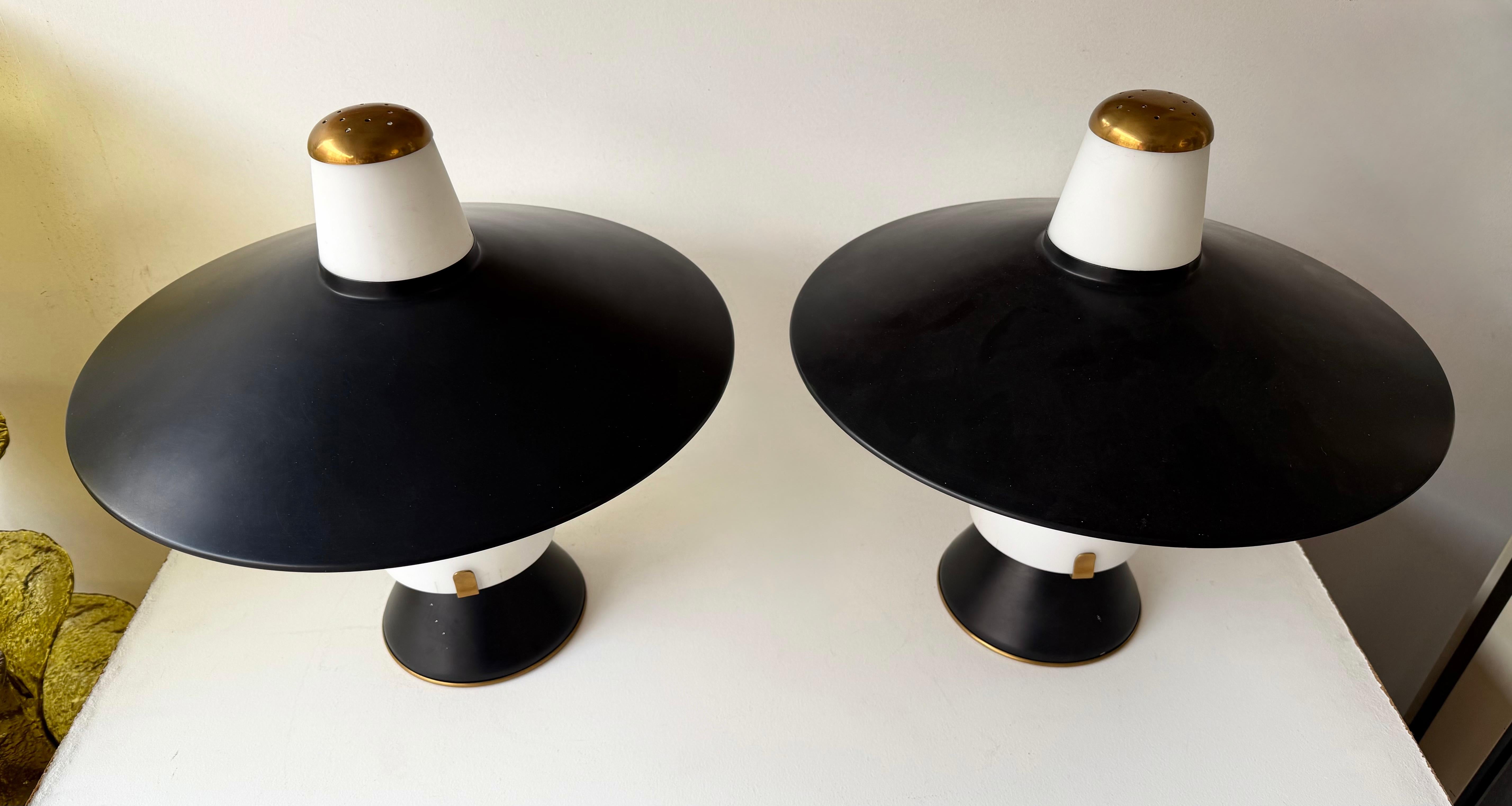 Paire de lampes modernes du milieu du siècle en métal laqué laiton par Stilnovo. Italie, années 1950 Bon état - En vente à SAINT-OUEN, FR