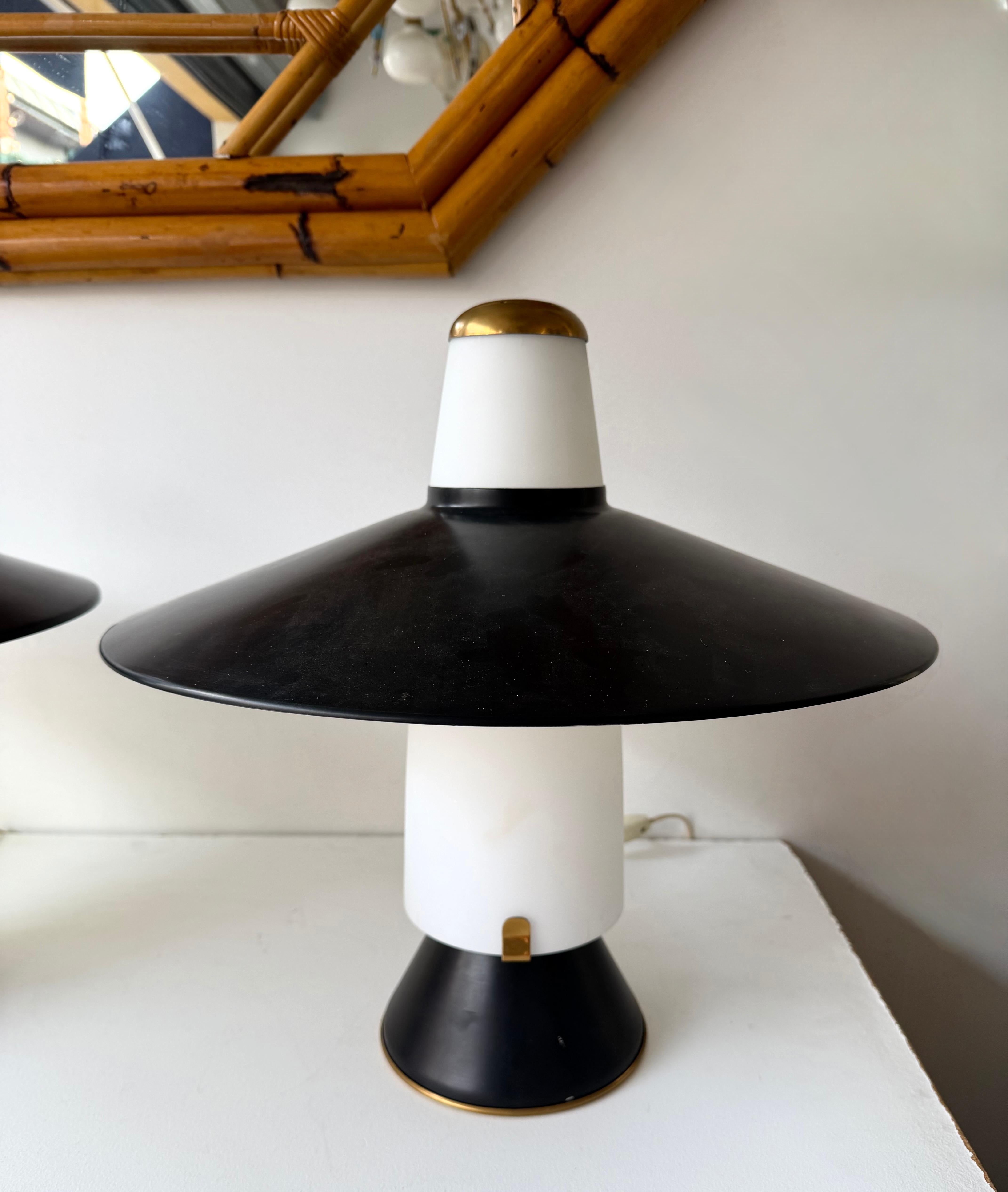 Milieu du XXe siècle Paire de lampes modernes du milieu du siècle en métal laqué laiton par Stilnovo. Italie, années 1950 en vente