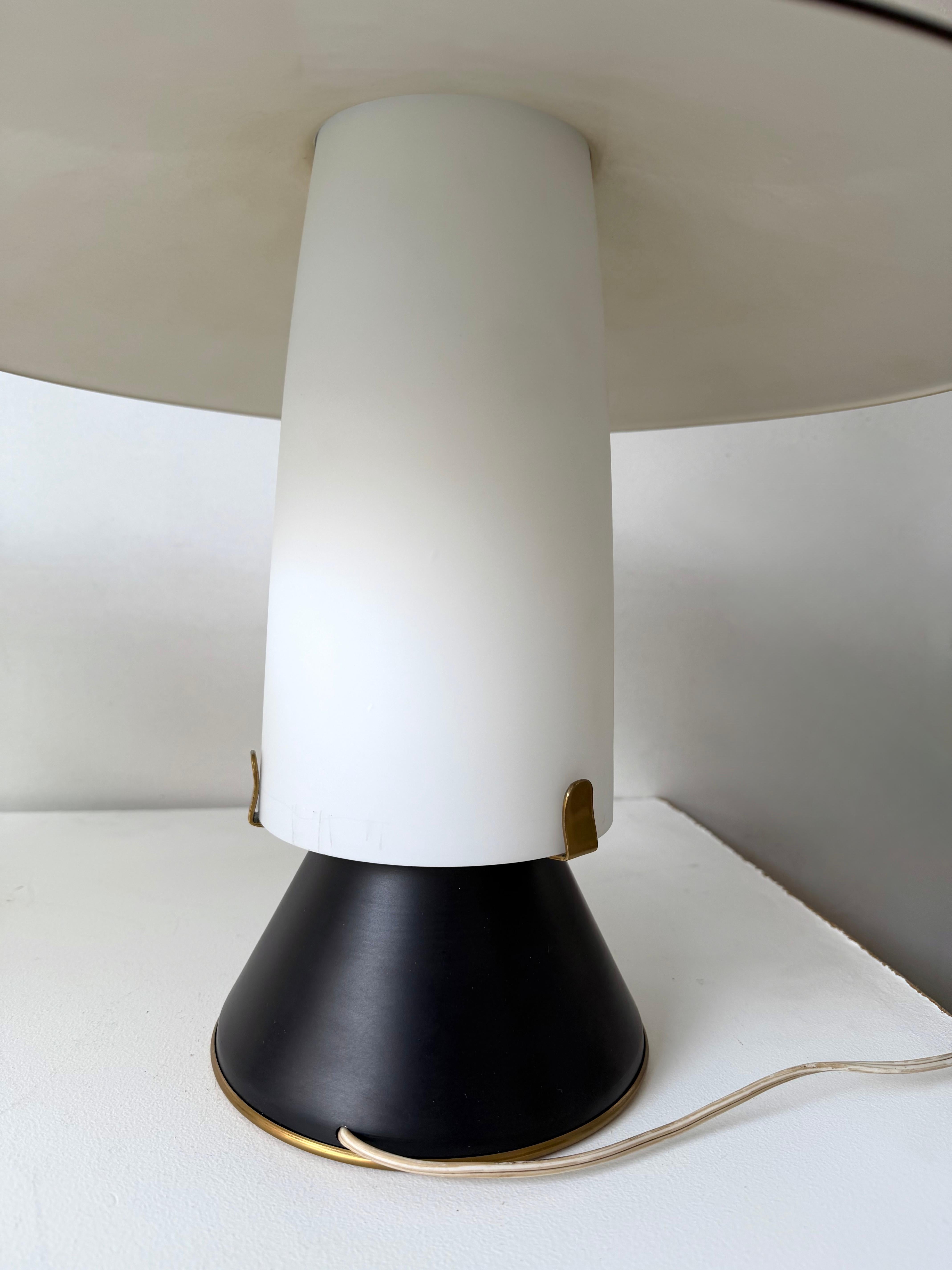 Métal Paire de lampes modernes du milieu du siècle en métal laqué laiton par Stilnovo. Italie, années 1950 en vente