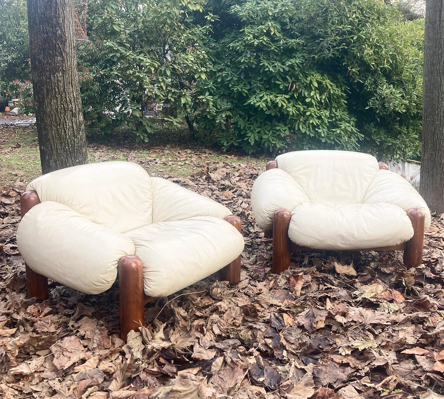 Mid Century Modern Pair of Large Comfortable White Leather Armchairs, Italy 1970 6