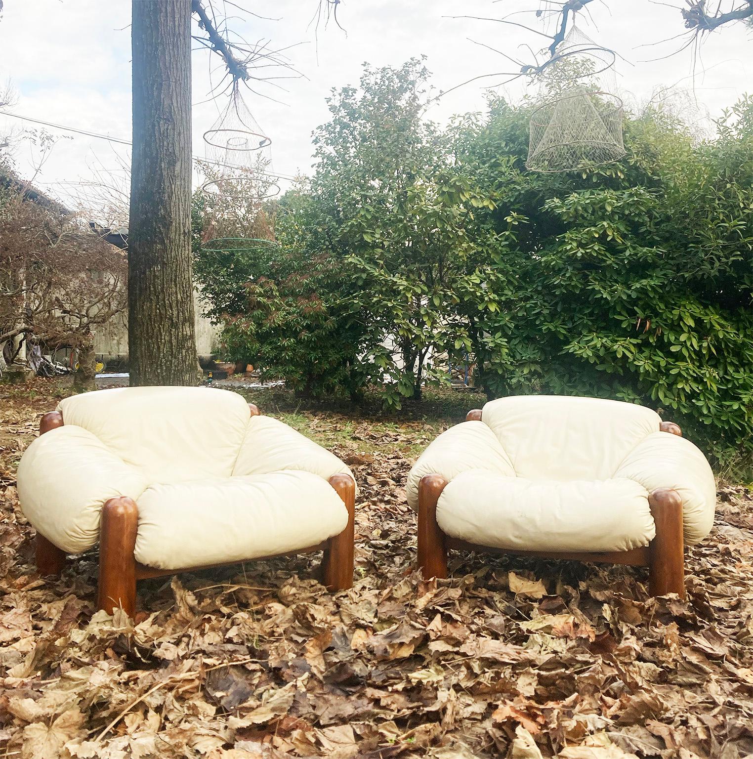 Mid Century Modern Pair of Large Comfortable White Leather Armchairs, Italy 1970 7