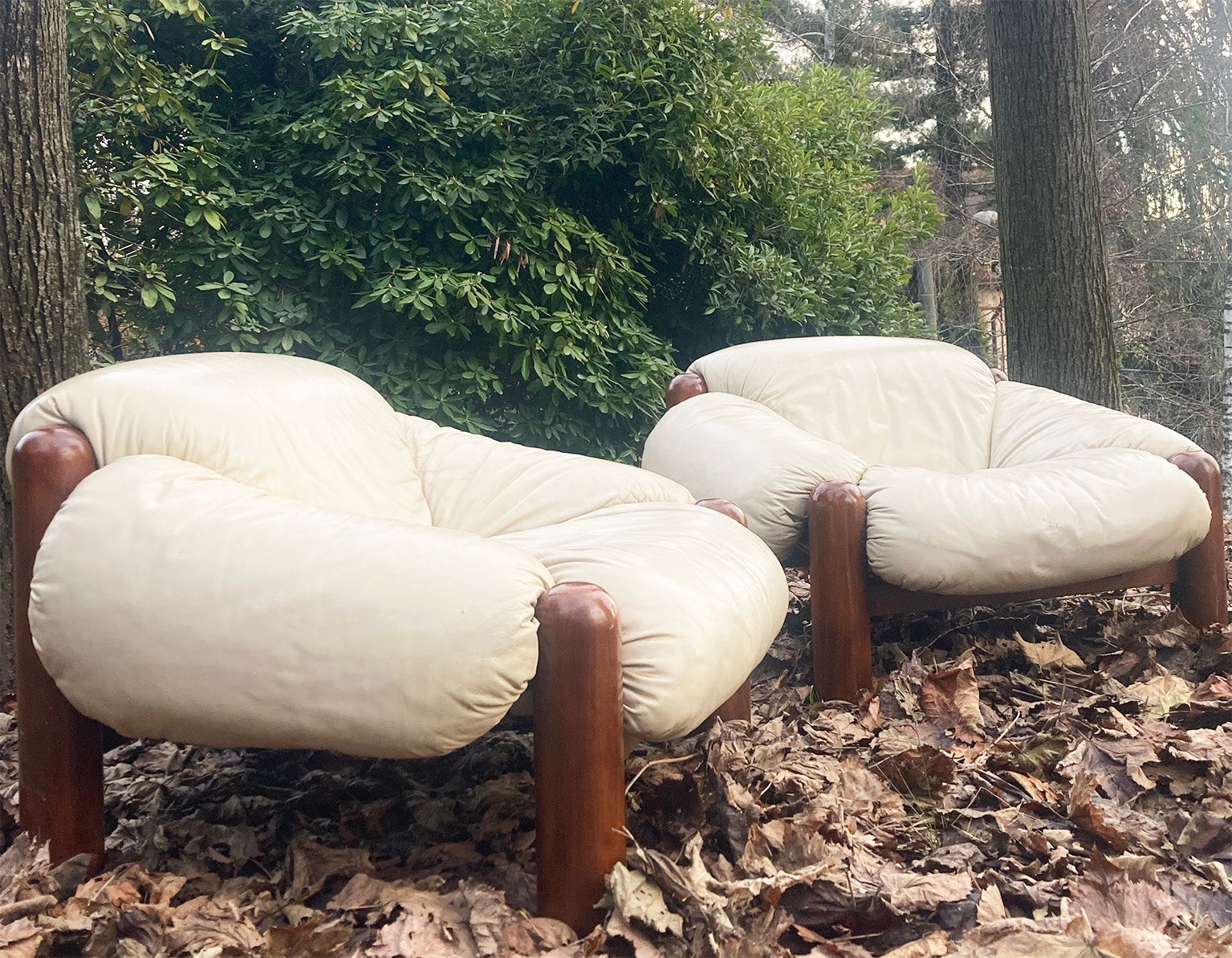 Couple of monumental armchairs with wood structure, black leather straps and white leather upholstery
The large dimension and proportions give them a strong personality and a very comfortable seating.
The leather is in a very good vintage