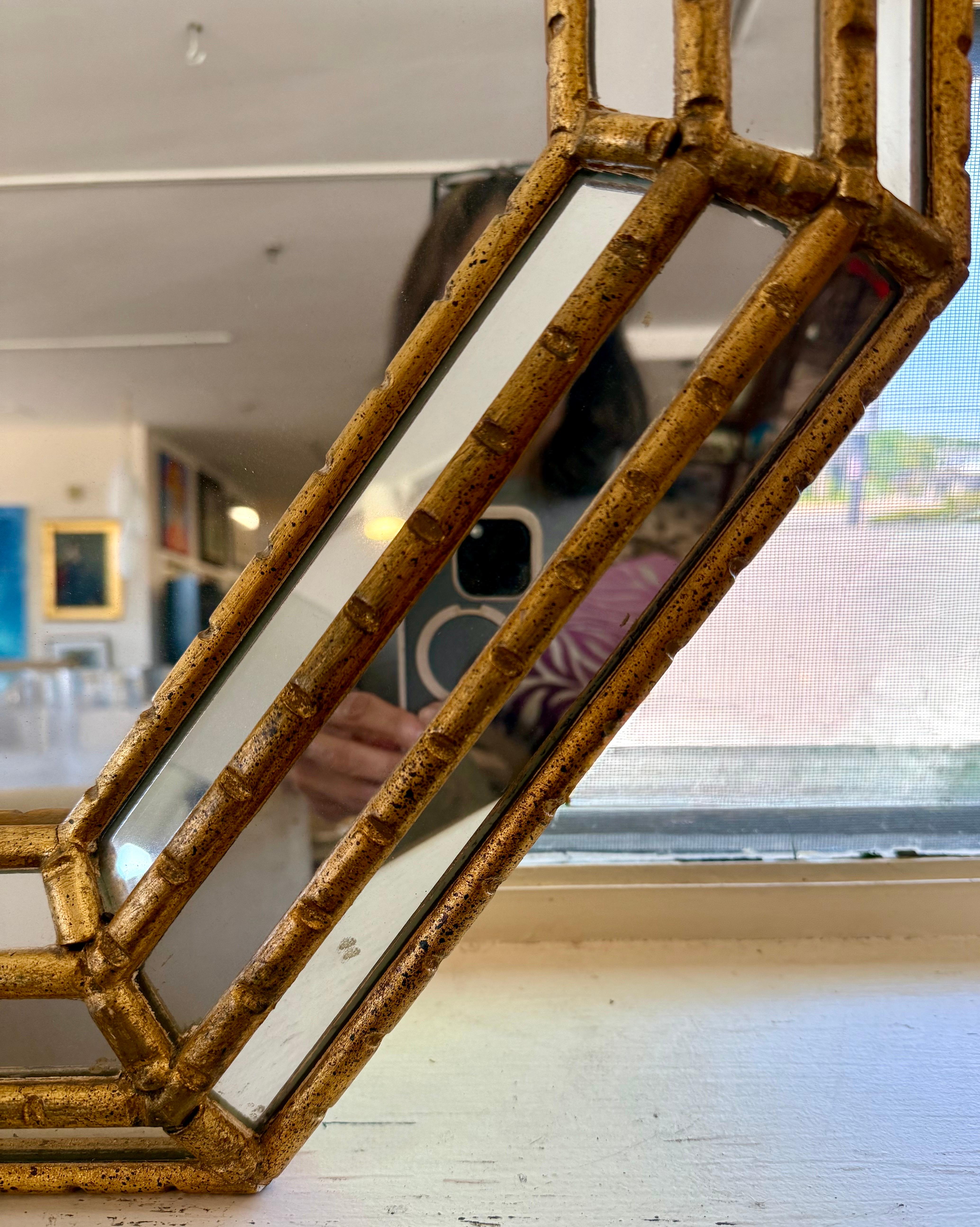 Raro par a juego de impresionantes espejos octogonales grandes de madera dorada con triple marco de imitación de bambú.  Espejos de pared icónicos de mediados de siglo/hollywood regency.