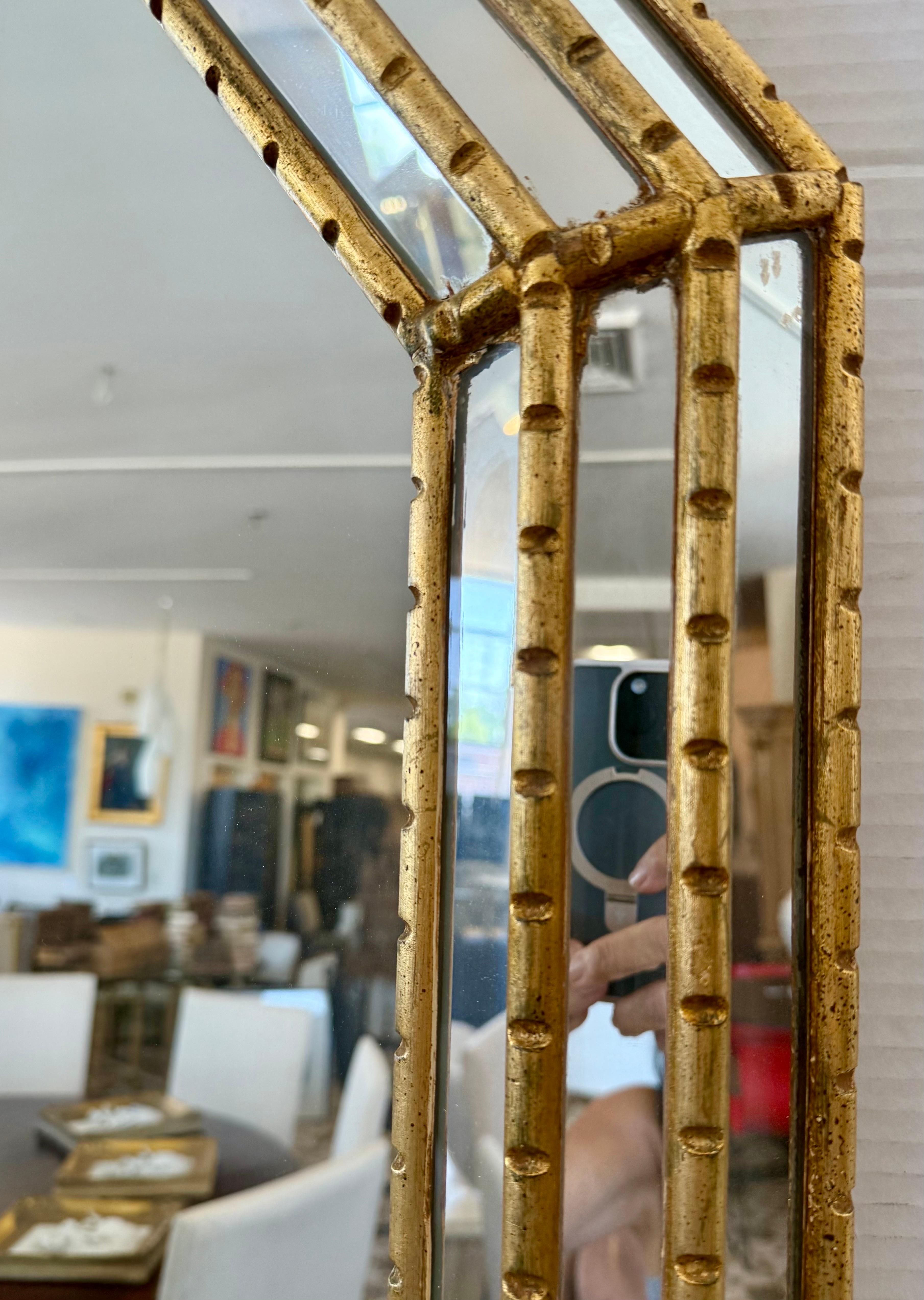 Pareja de grandes espejos octogonales de madera de bambú sintético de mediados del siglo XX en Bueno estado para la venta en West Hartford, CT
