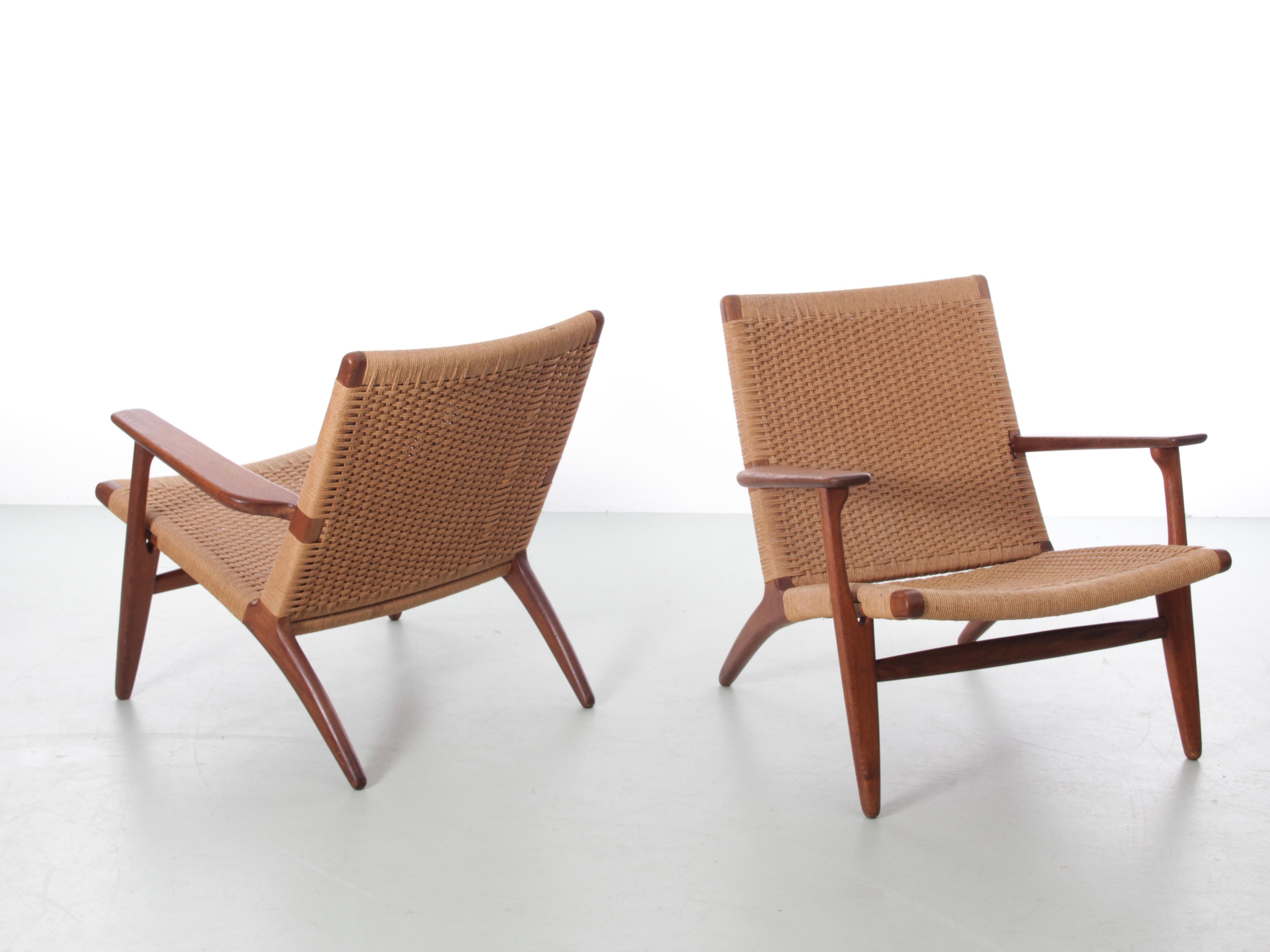 Mid-Century Modern pair of lounge chair CH25 by Hans Wegner. Perfect original condition. Models stamped. This is a real pair, both made at the same time, ordered in 1966.
