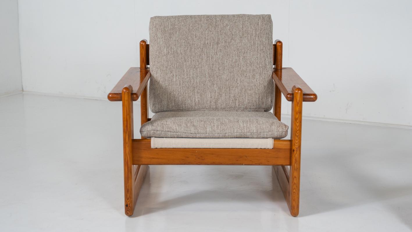 Mid-Century Modern Pair of Lounge Chairs, Wood and Fabric, Italy, 1970s In Good Condition For Sale In Brussels, BE