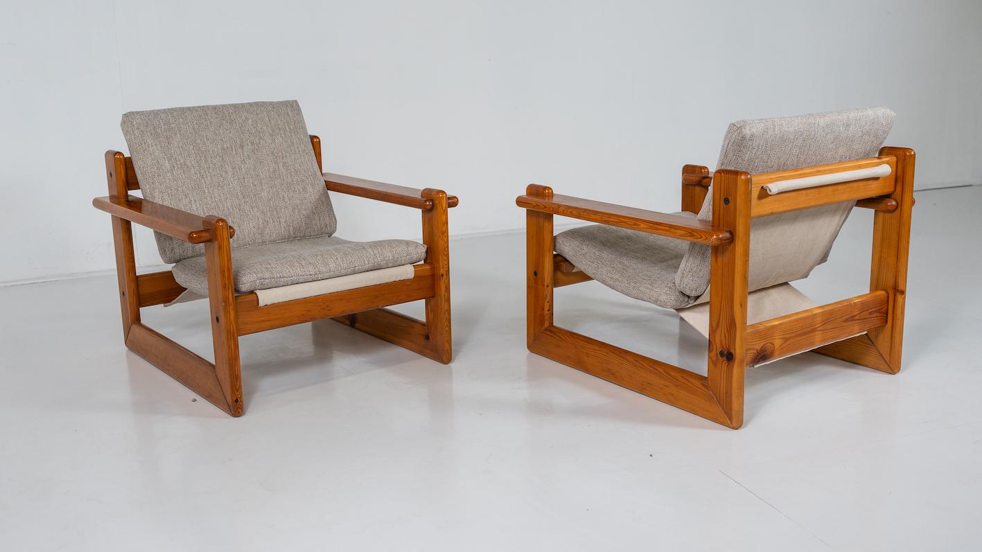 20th Century Mid-Century Modern Pair of Lounge Chairs, Wood and Fabric, Italy, 1970s For Sale