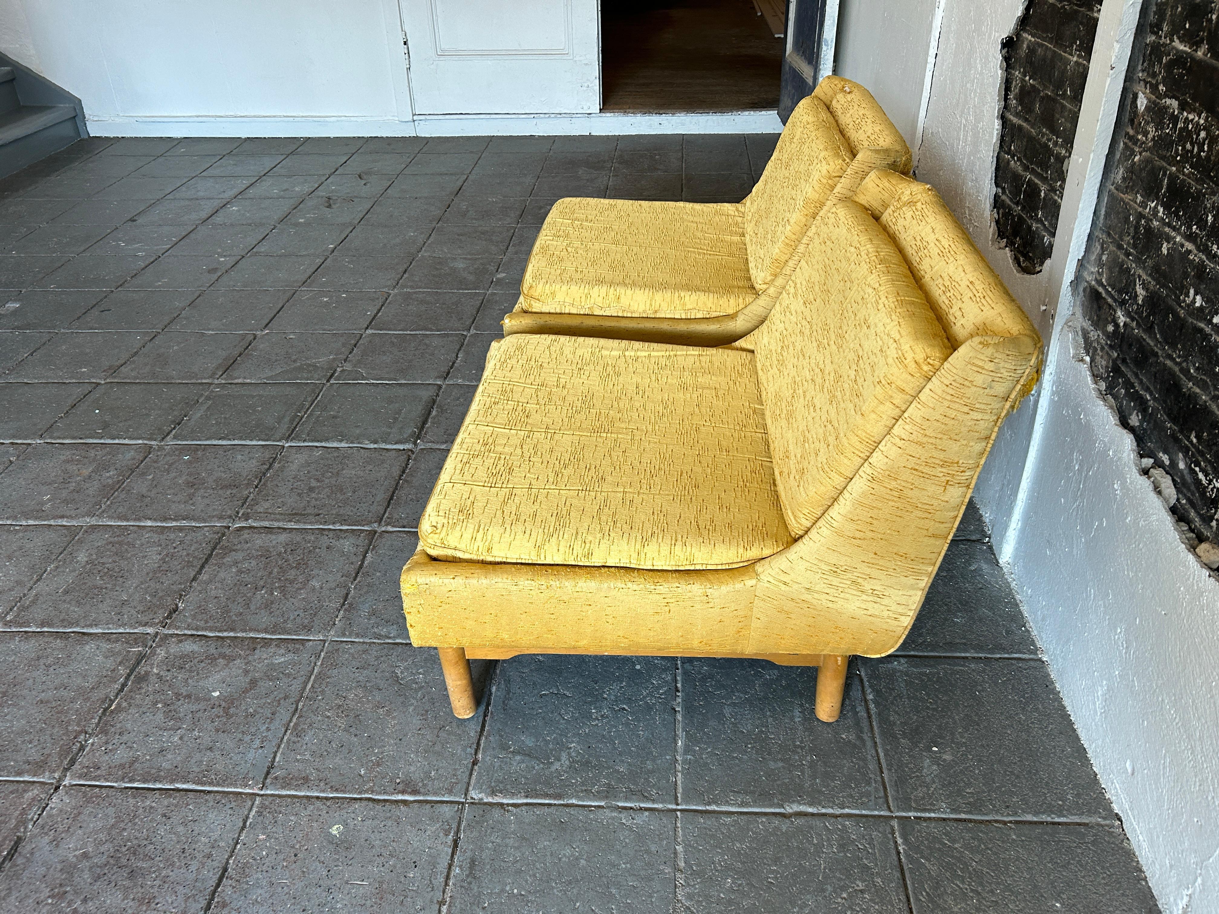 Paire de chaises longues Low Slipper modernes du milieu du siècle dernier. Base en érable par Conant Ball. Superbe design simple du siècle dernier avec une base en érable blond massif. Vers 1950. Il est très probable que la sellerie ait besoin