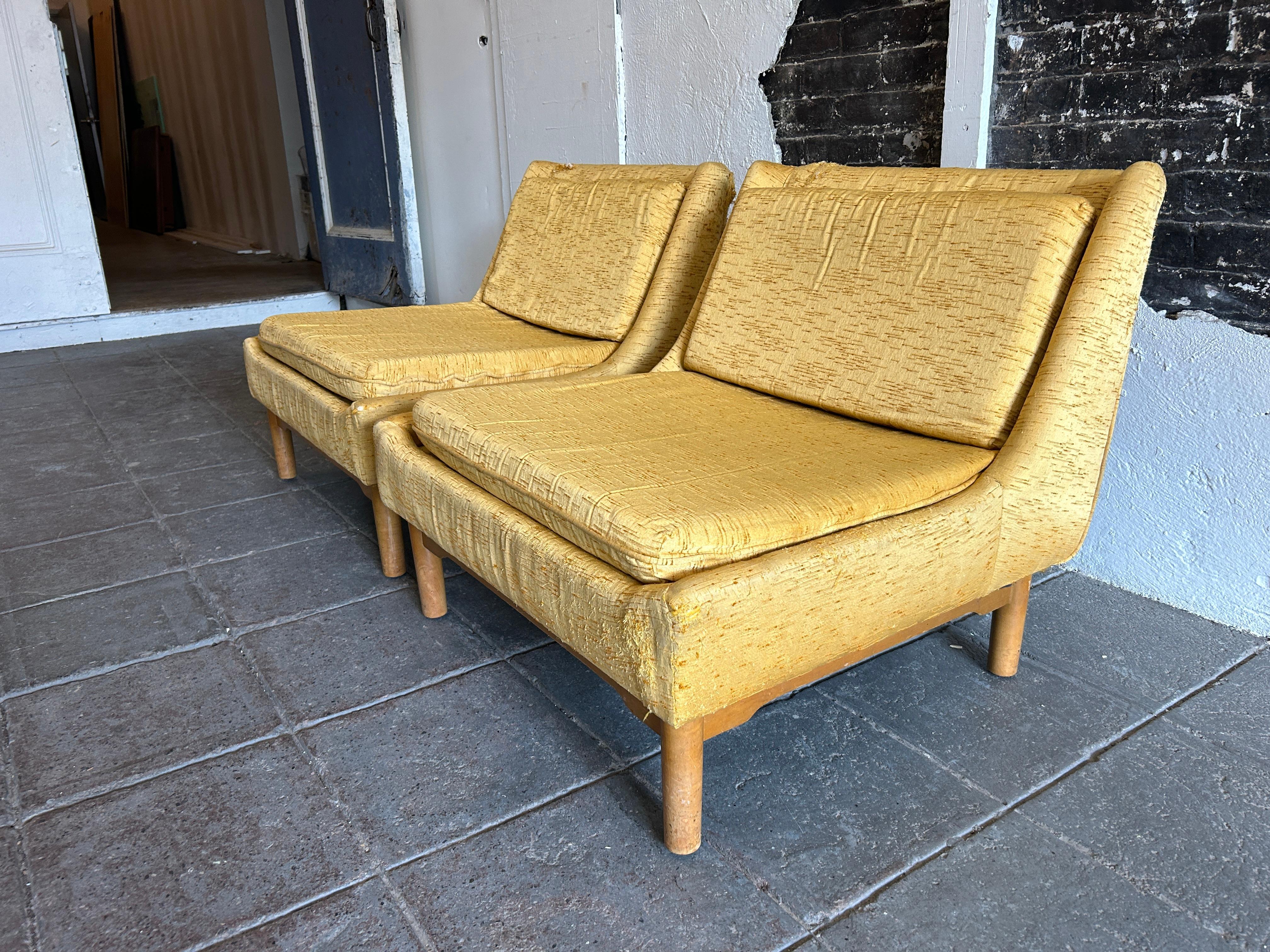 Mid-Century Modern Paire de fauteuils de salon bas modernes du milieu du siècle dernier avec base en érable par Conant Ball en vente