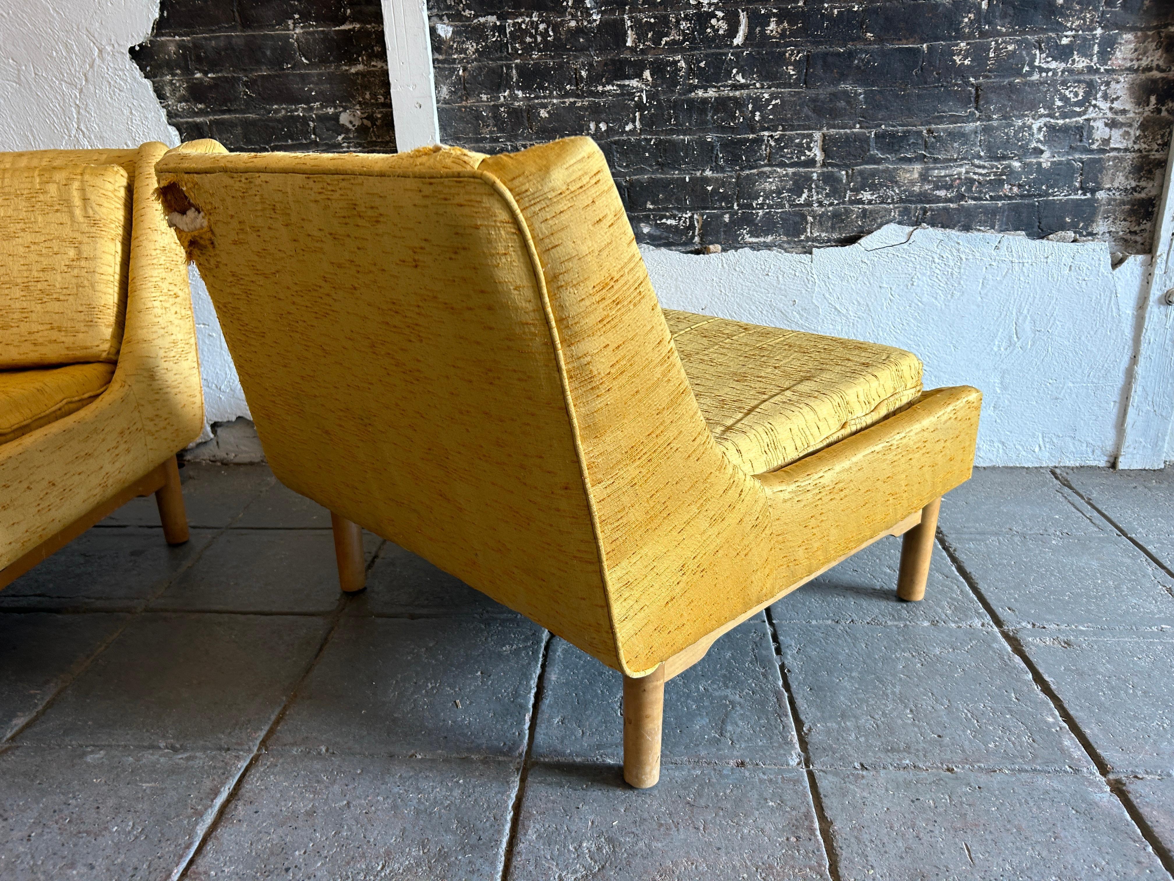 Travail du bois Paire de fauteuils de salon bas modernes du milieu du siècle dernier avec base en érable par Conant Ball en vente