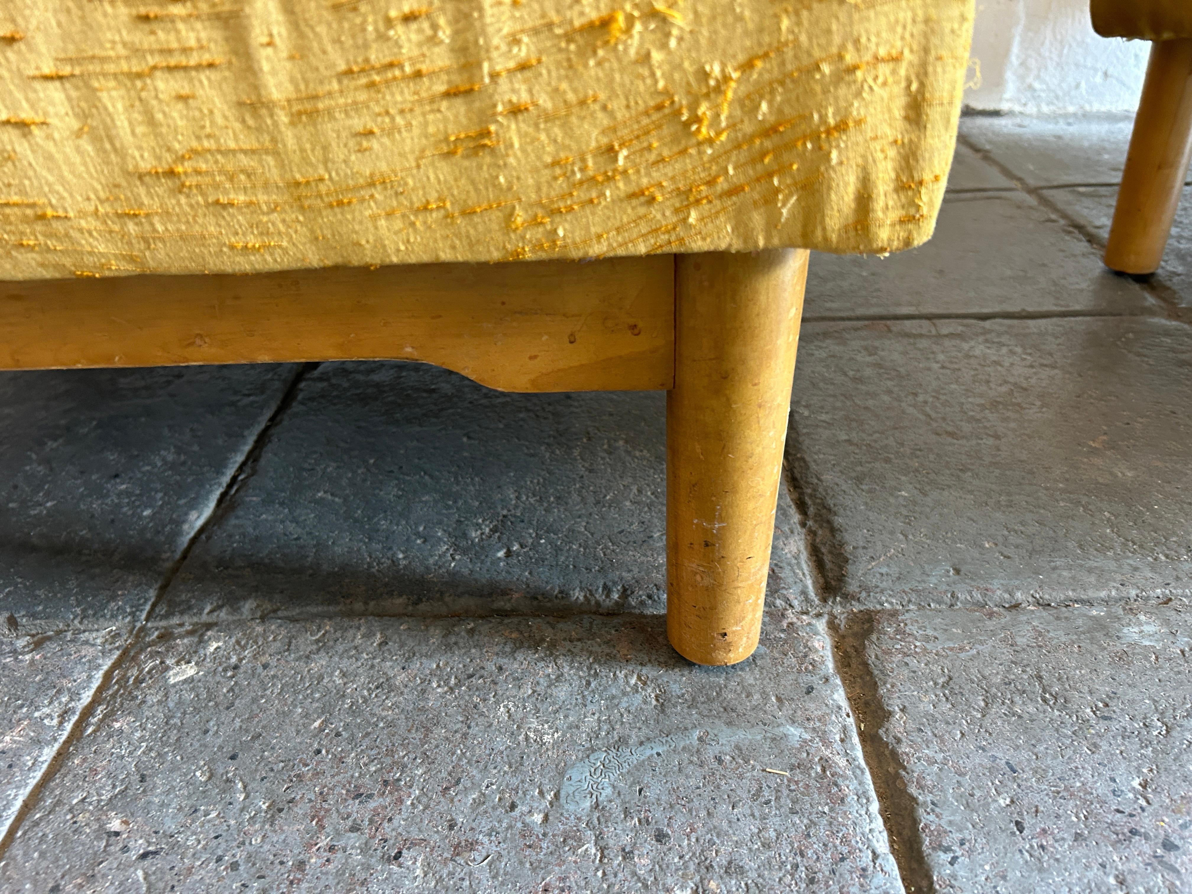 Paire de fauteuils de salon bas modernes du milieu du siècle dernier avec base en érable par Conant Ball Bon état - En vente à Brooklyn, NY